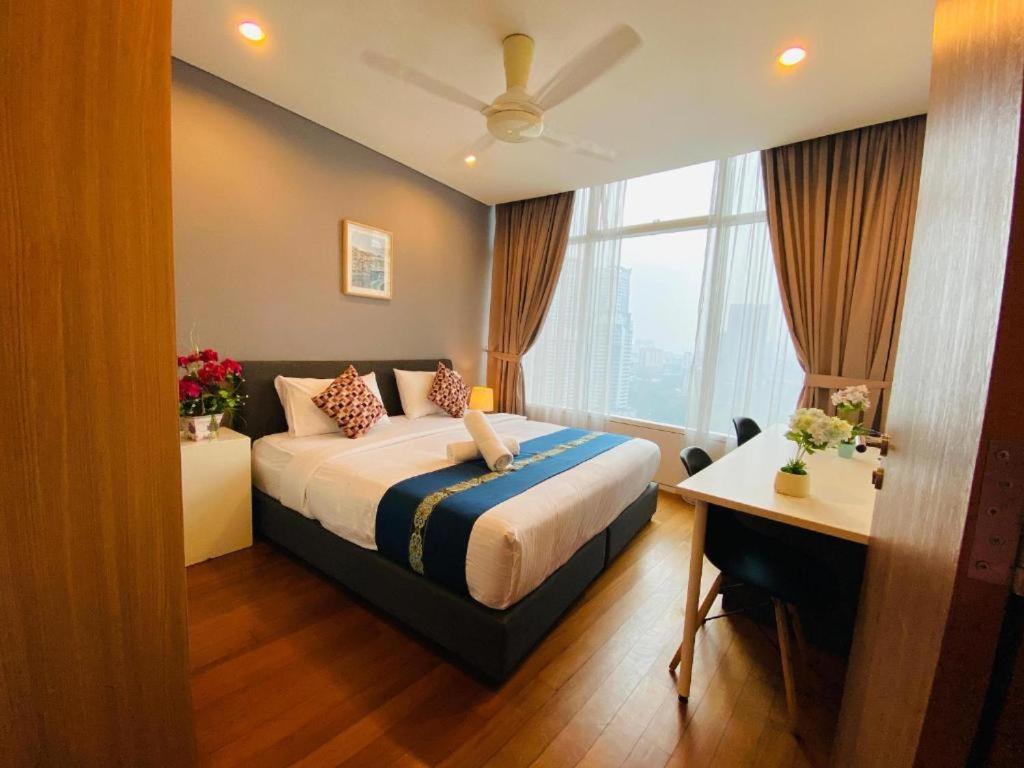 Spacious Living Suites 2 min to Twin Tower