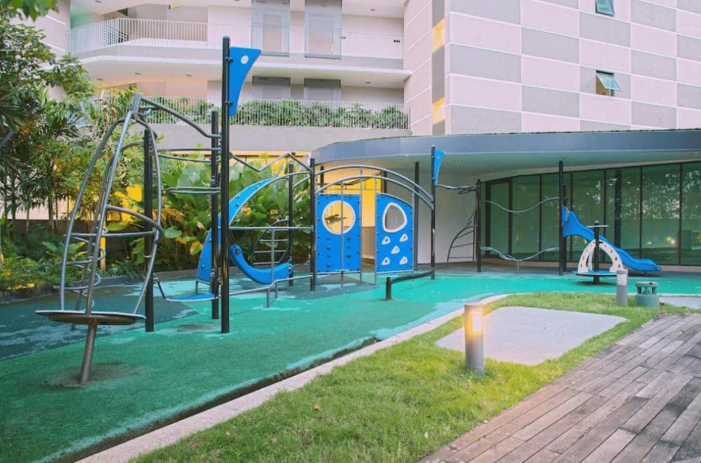 Spacious Living Suites 2 min to Twin Tower