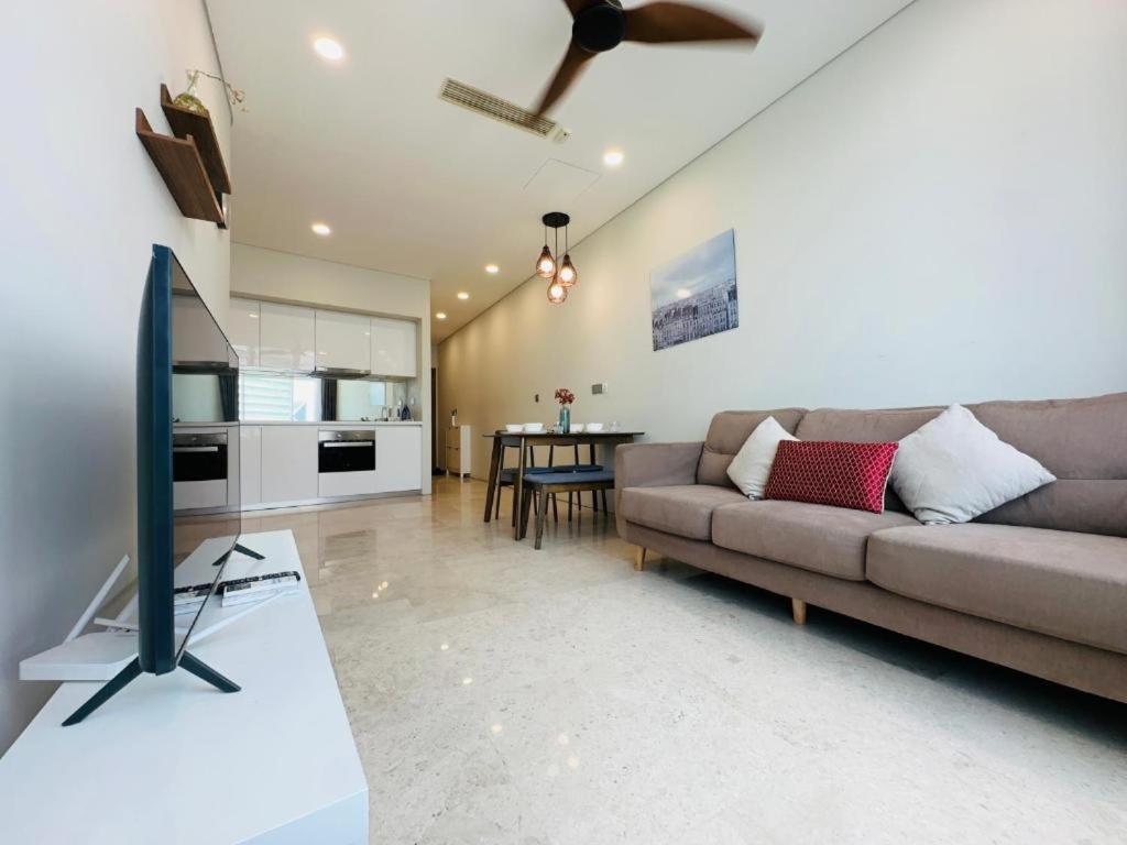 Spacious Living Suites 2 min to Twin Tower