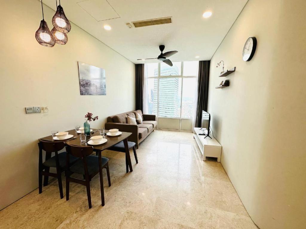 Spacious Living Suites 2 min to Twin Tower