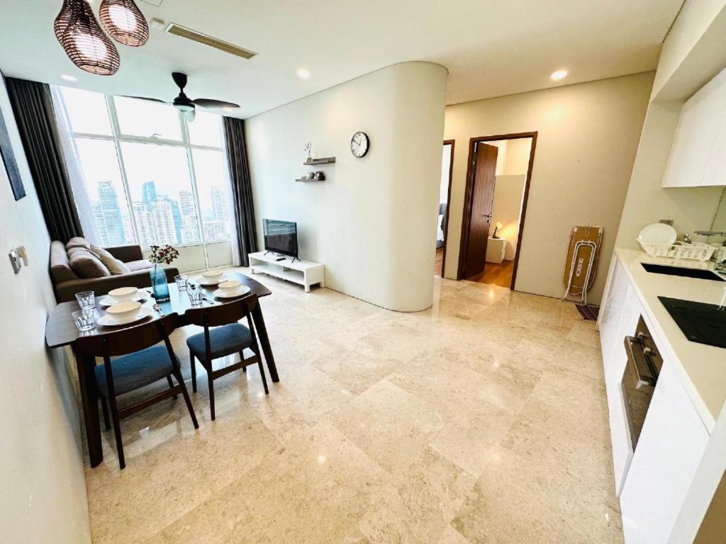 Spacious Living Suites 2 min to Twin Tower