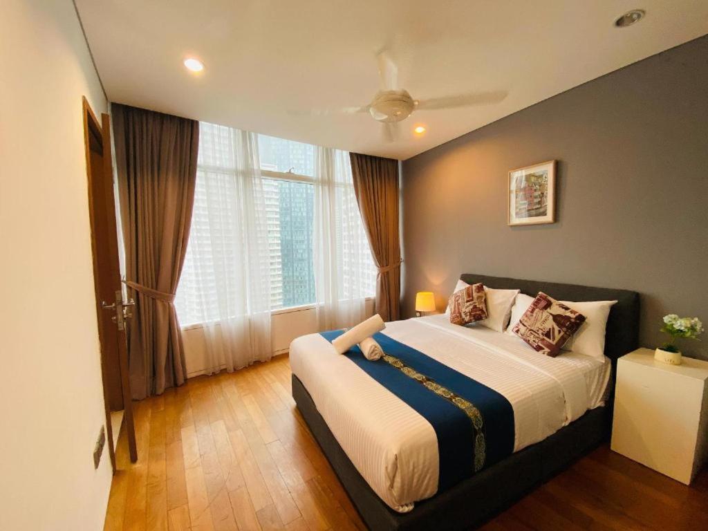 Spacious Living Suites 2 min to Twin Tower