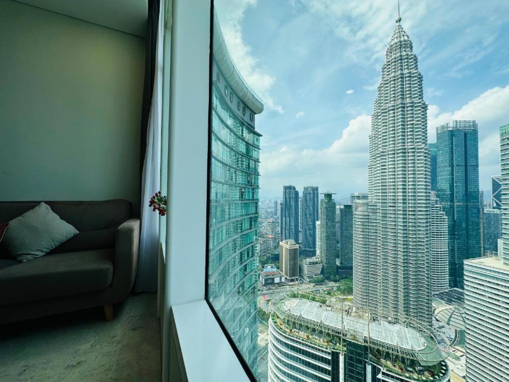 Spacious Living Suites 2 min to Twin Tower