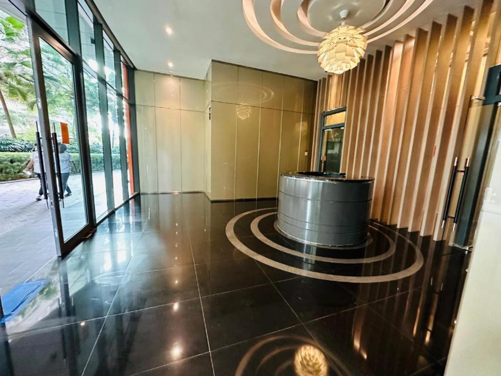 Spacious Living Suites 2 min to Twin Tower