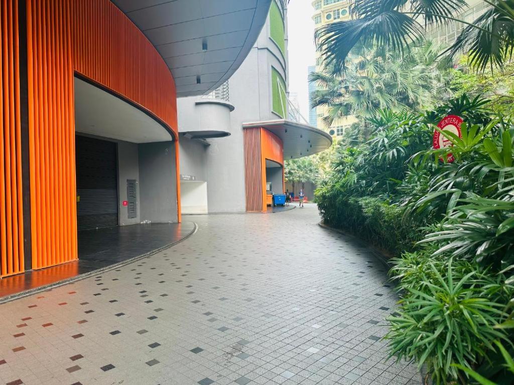 Spacious Living Suites 2 min to Twin Tower