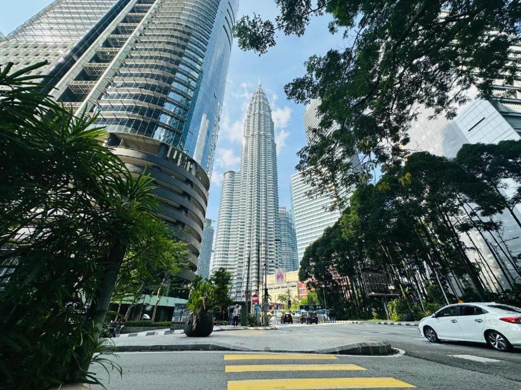Spacious Living Suites 2 min to Twin Tower
