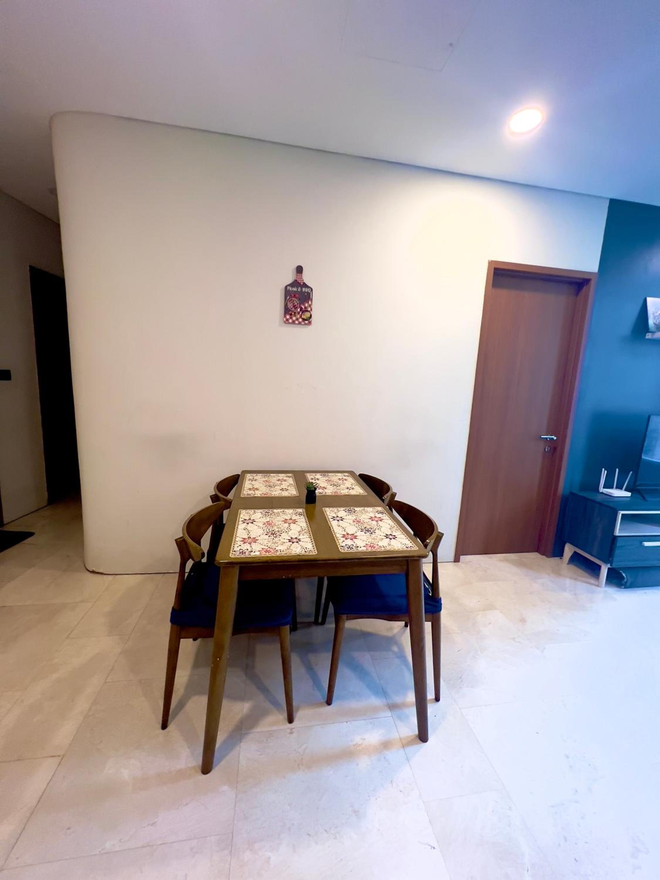 Spacious Living Suites 2 min to Twin Tower