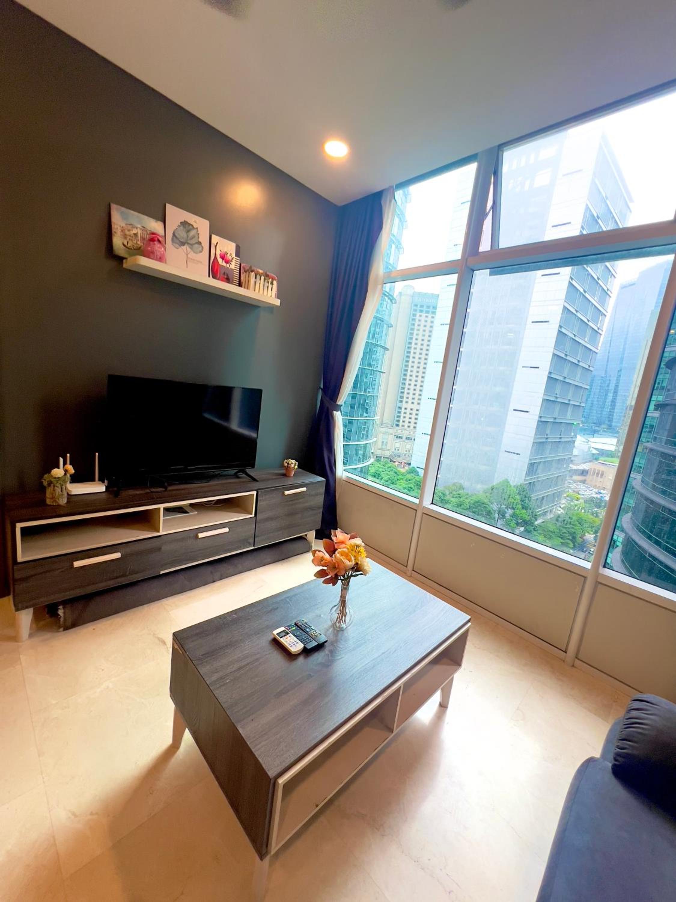 Spacious Living Suites 2 min to Twin Tower