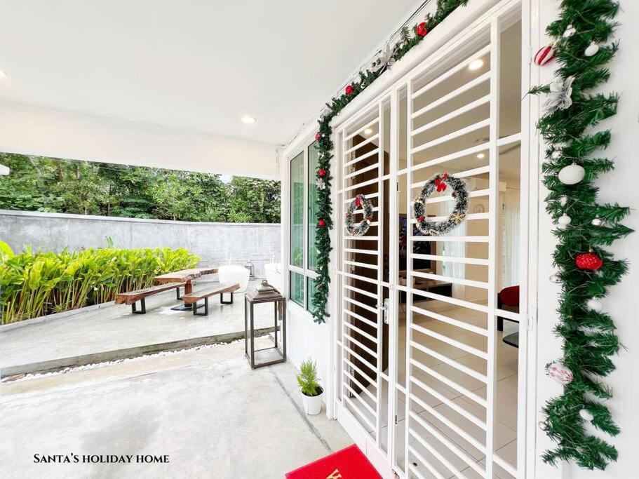 Santa's Holiday Home! A Christmas Escape in Langkawi! 4BR3B - BBQ, NETFLIX, TABLE TENNIS photo 8
