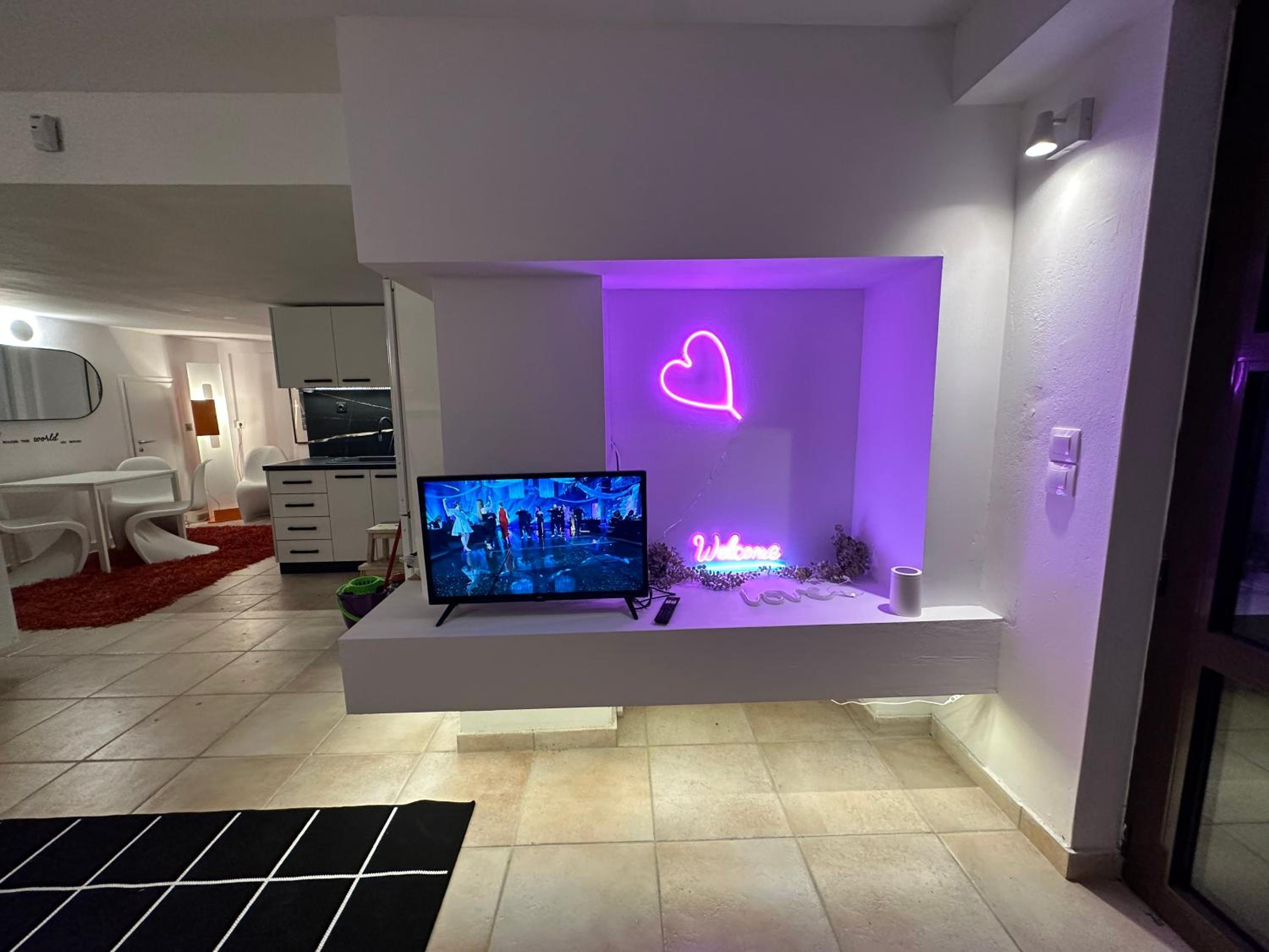 Luxury StudioArchit 7 & jacuzzi suite view 3