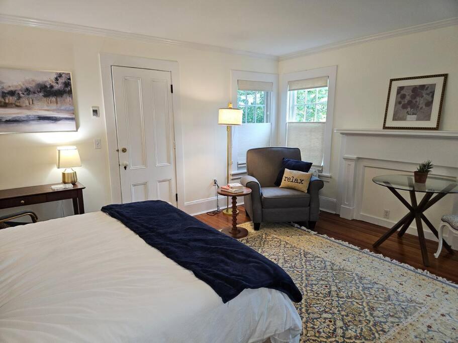 Heart Historic Ridgefield Studio WALK to town - Property Image 13