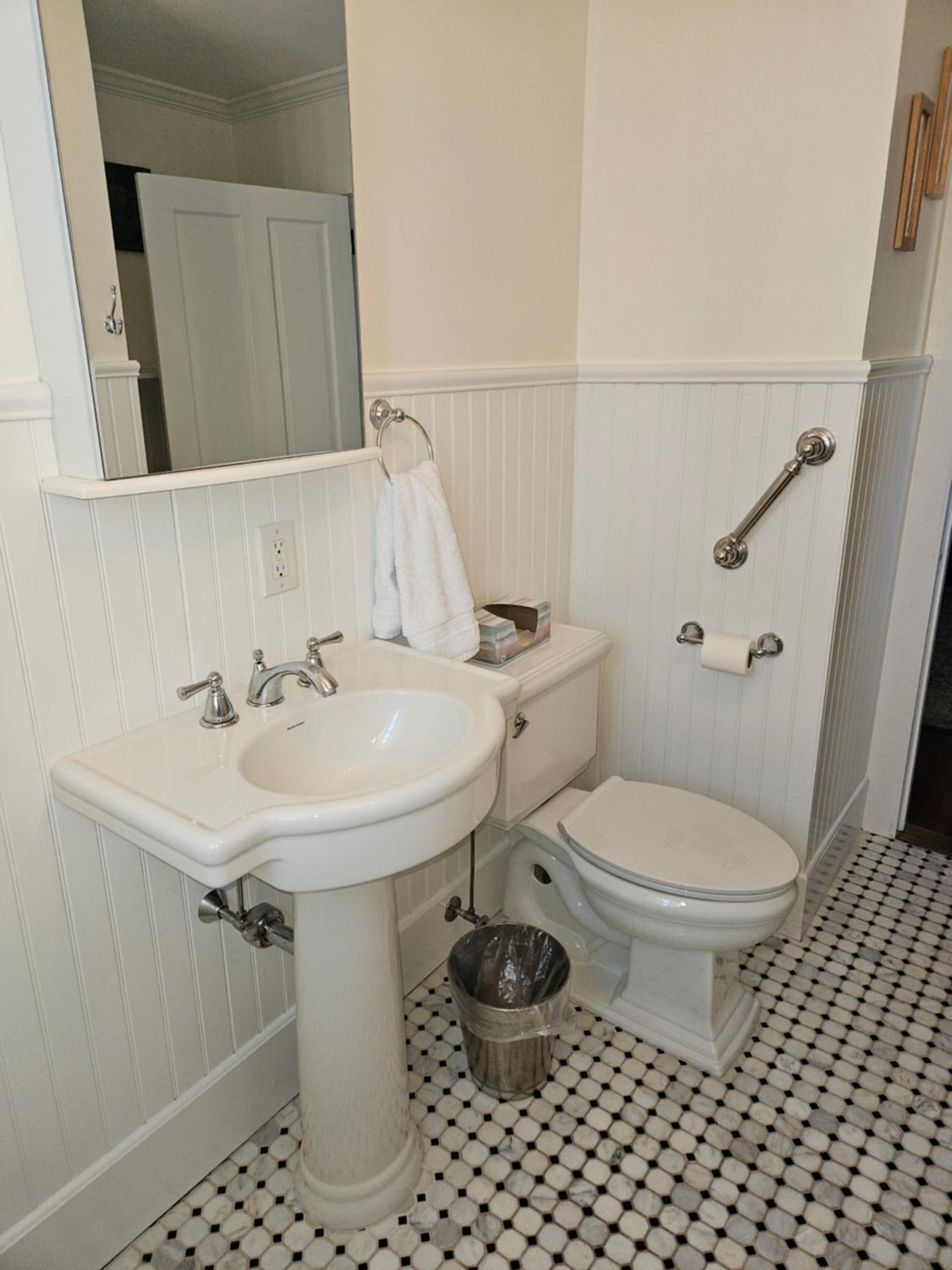 Heart Historic Ridgefield Studio WALK to town - Property Image 3