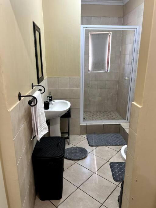 cozy 3 bed Duplex ,sleeps 6 with double bathroom