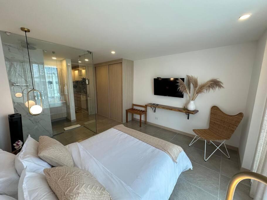 Belmonte 209-Lindo apartamento en Av centenario con pisicna gym