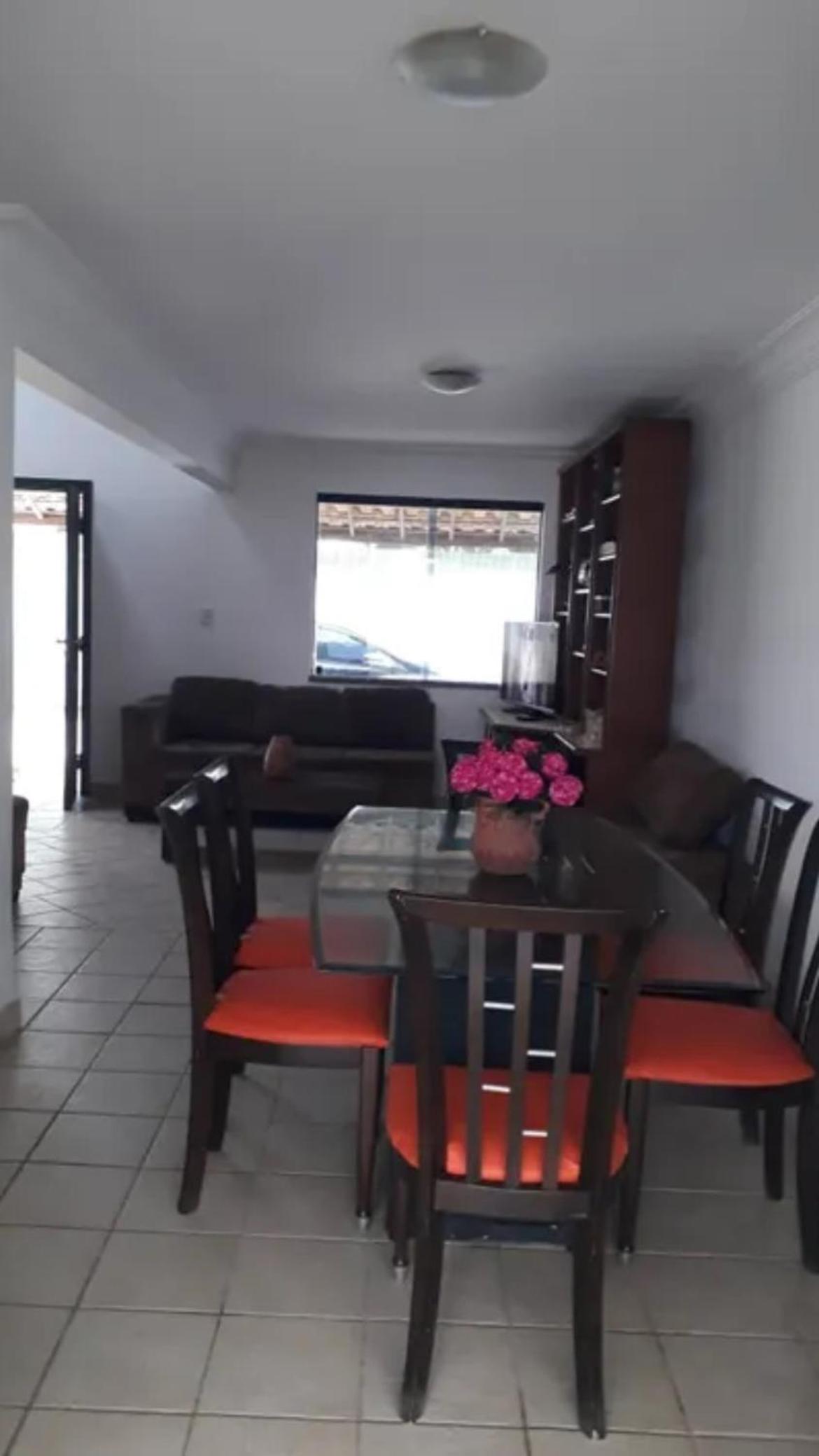 Casa com 4 Quartos e 3 banheiros para Alugar