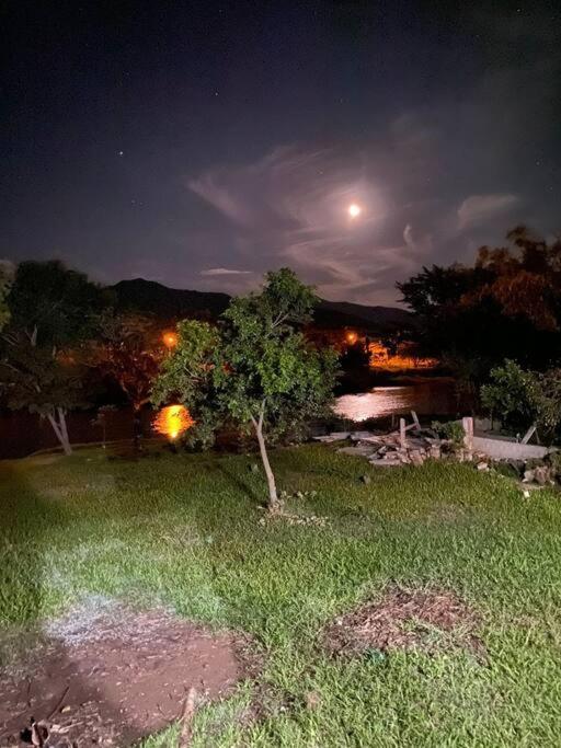 Casa na beira do rio com Lareira