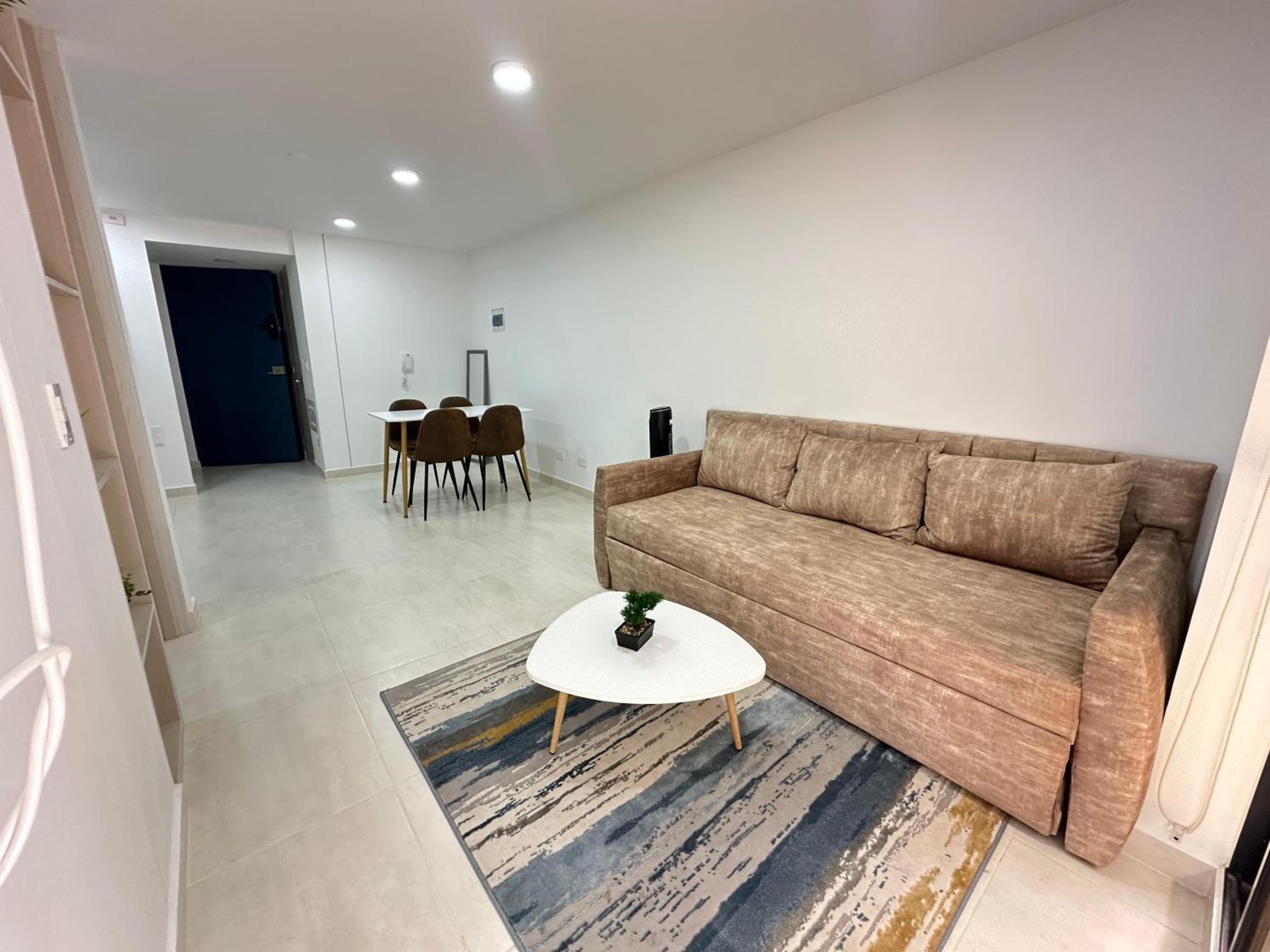 Hito 101 Amplio Apartaestudio en Av 19 norte con balcon