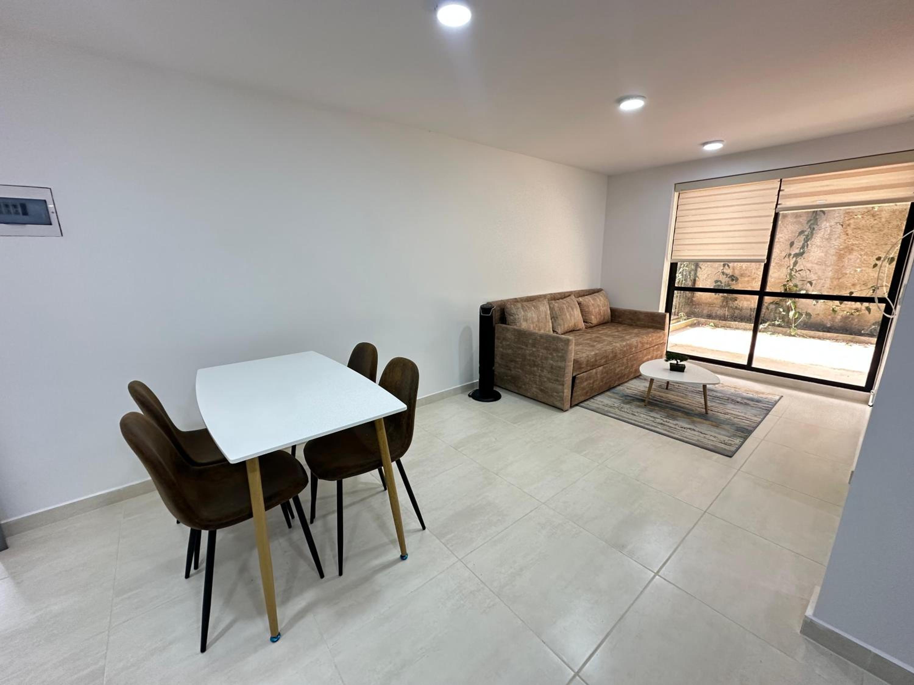 Hito 101 Amplio Apartaestudio en Av 19 norte con balcon