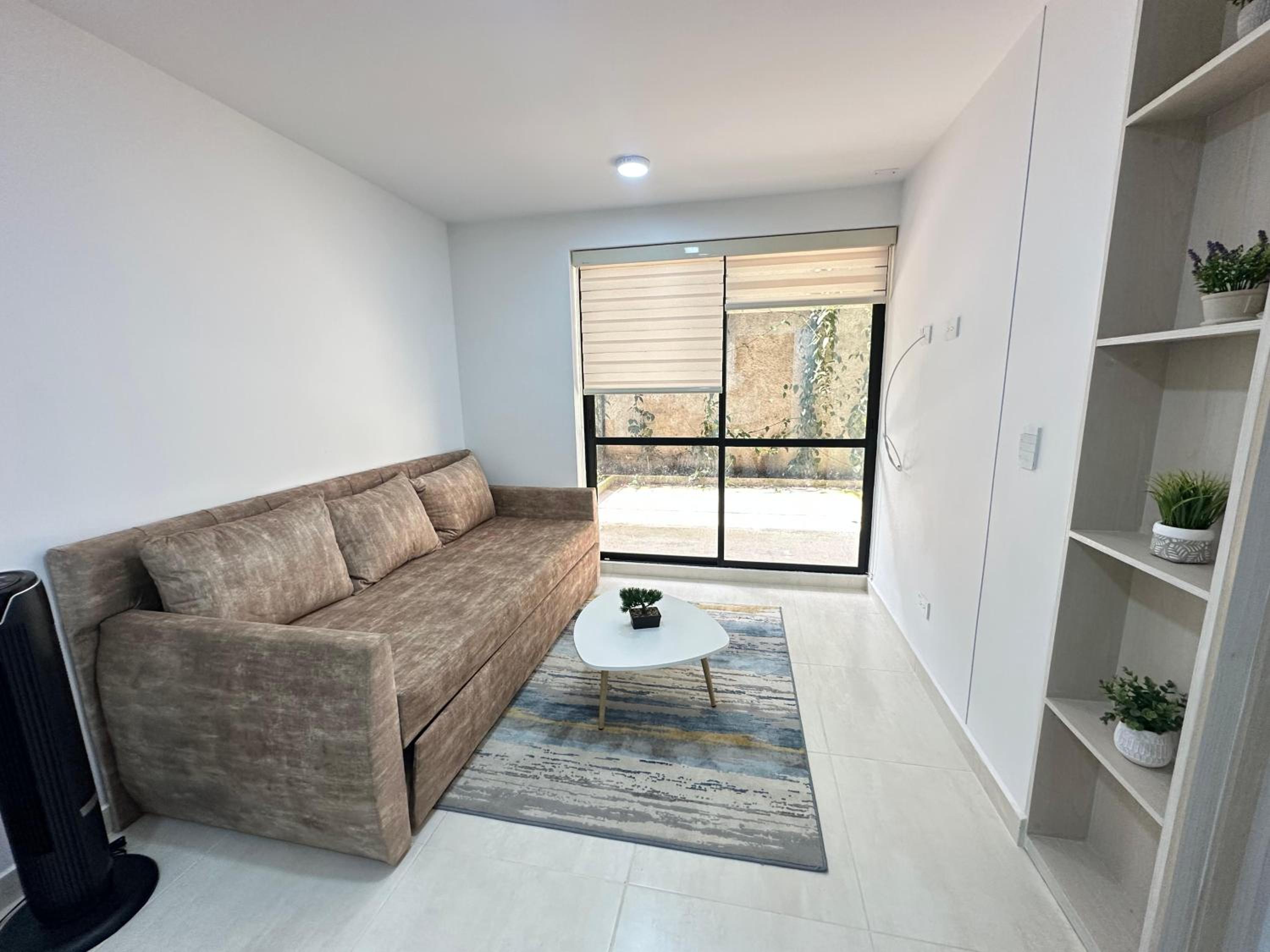 Hito 101 Amplio Apartaestudio en Av 19 norte con balcon
