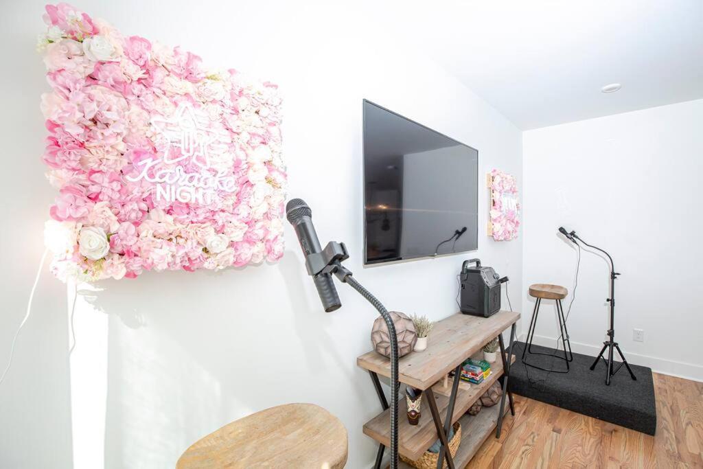 NEW! Beautiful Murals, Rooftop Deck & Karaoke! view 5