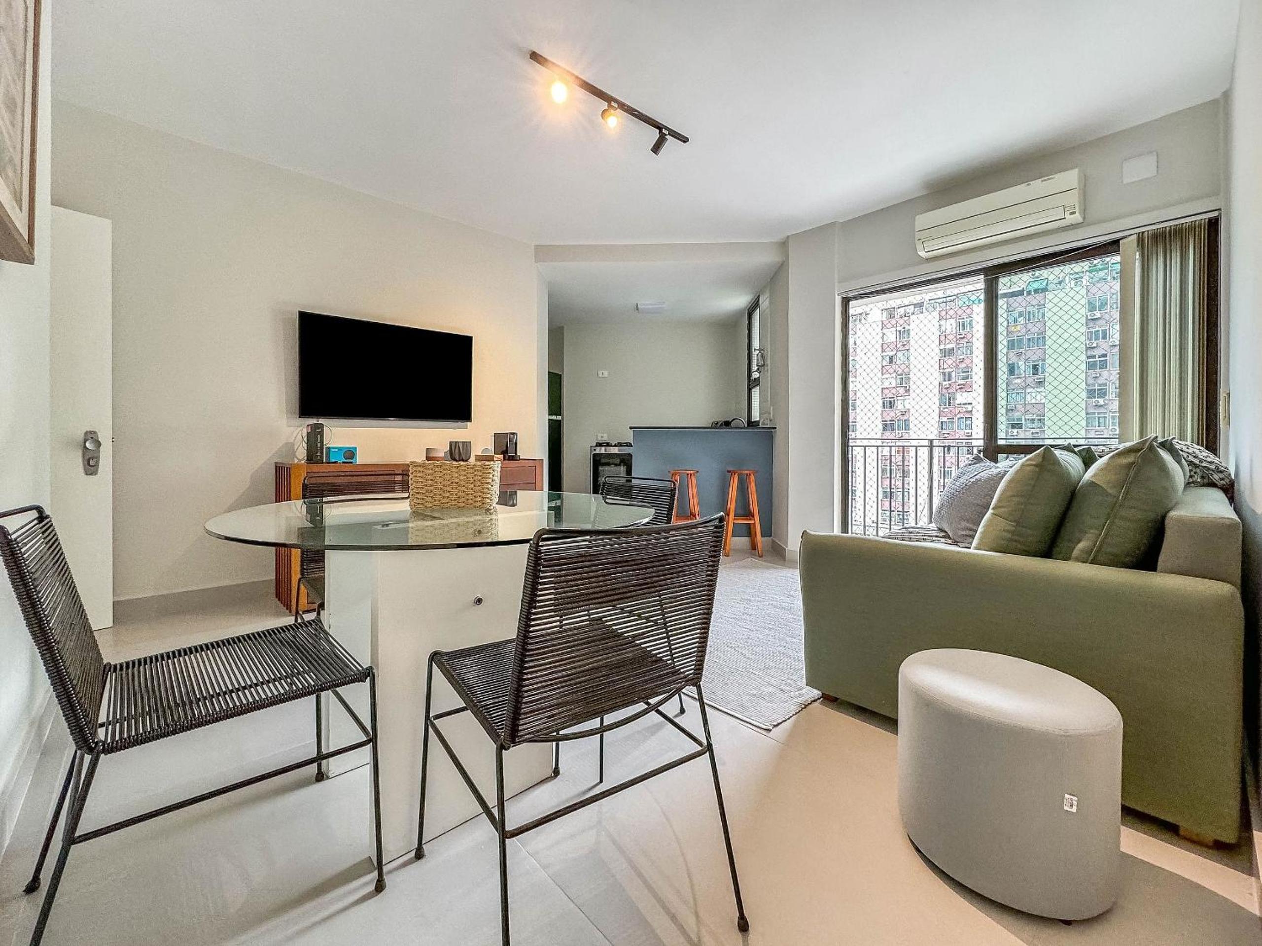 Flat com serviços e vista mar