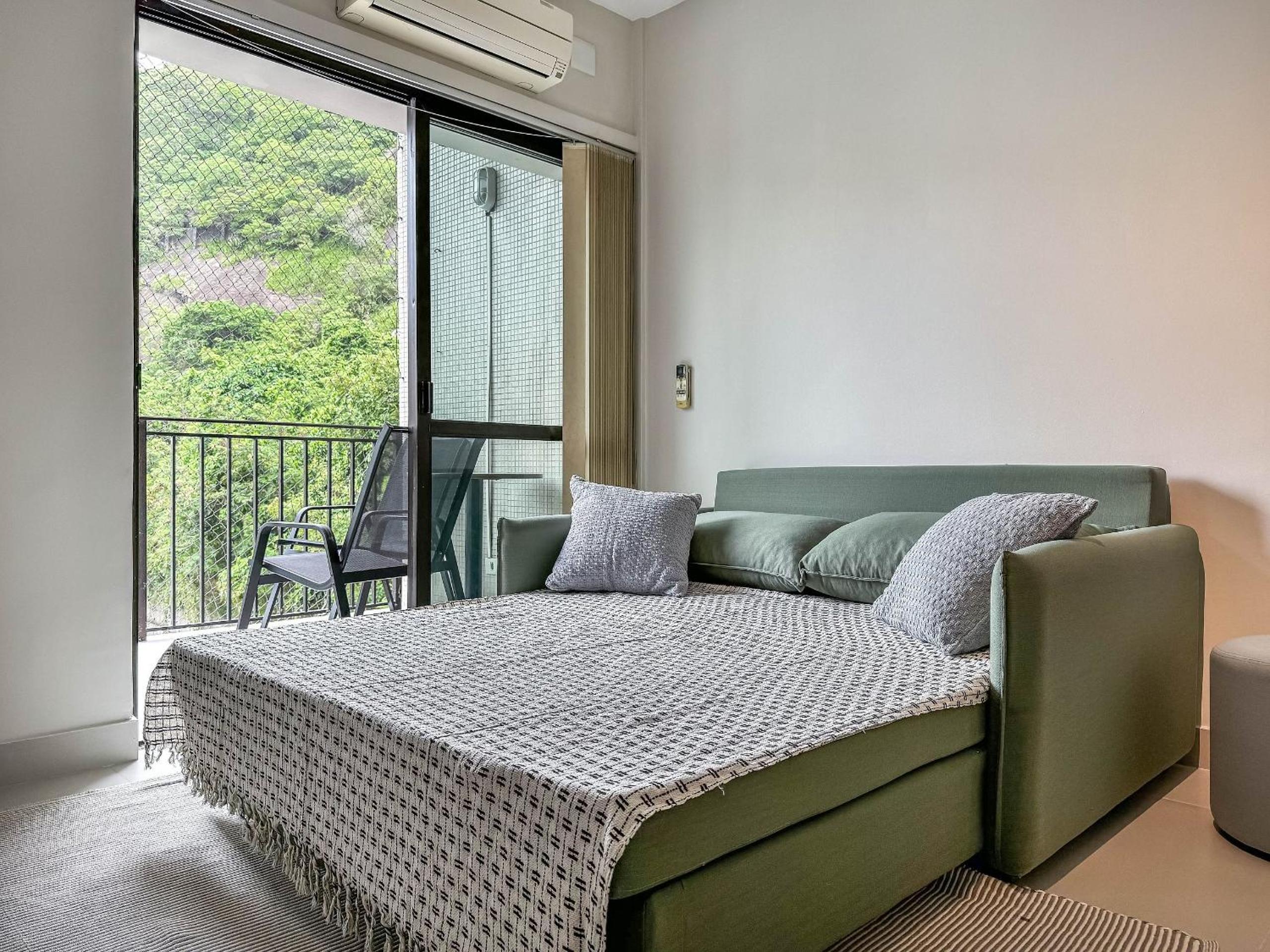 Flat com serviços e vista mar