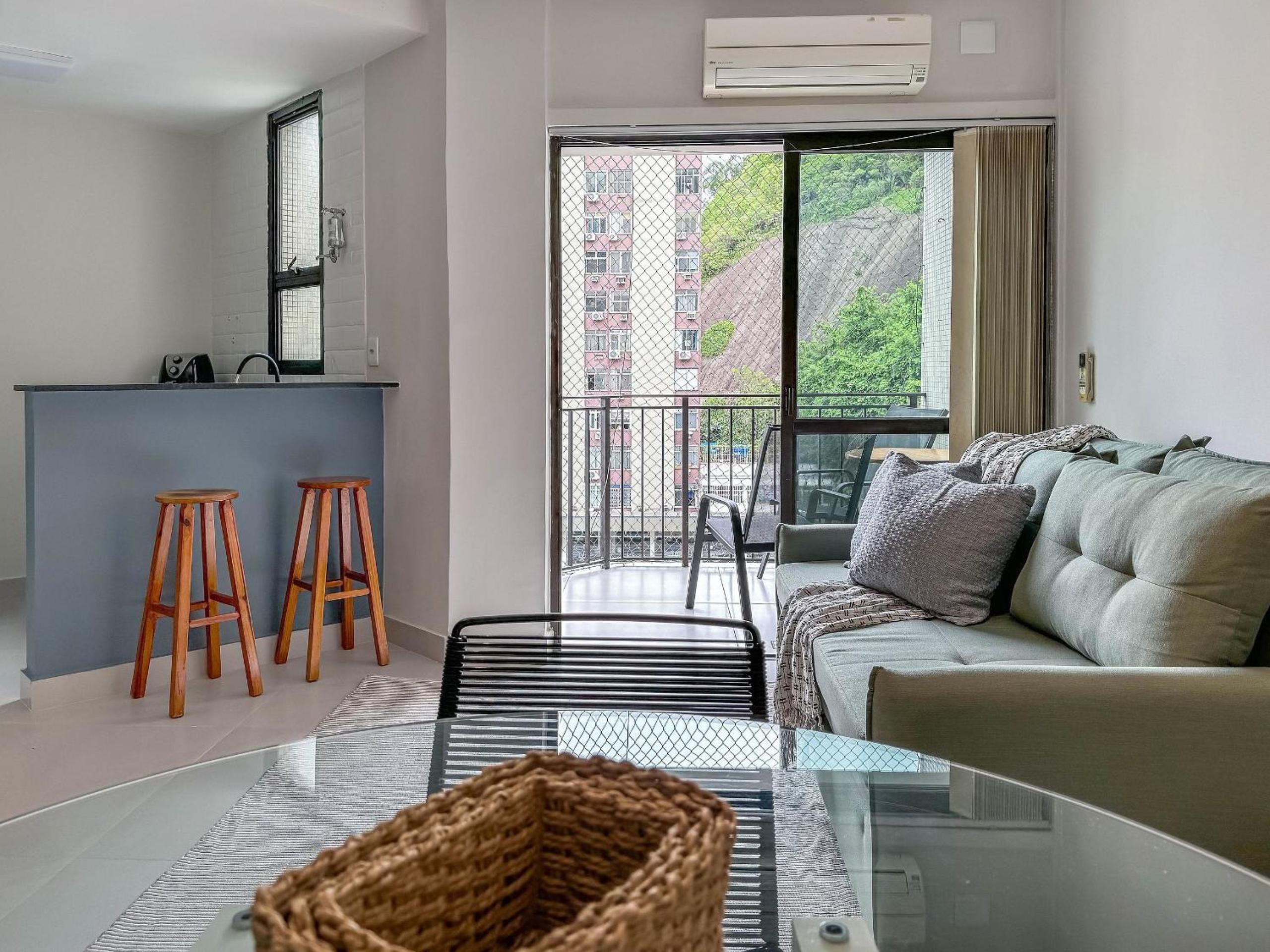 Flat com serviços e vista mar