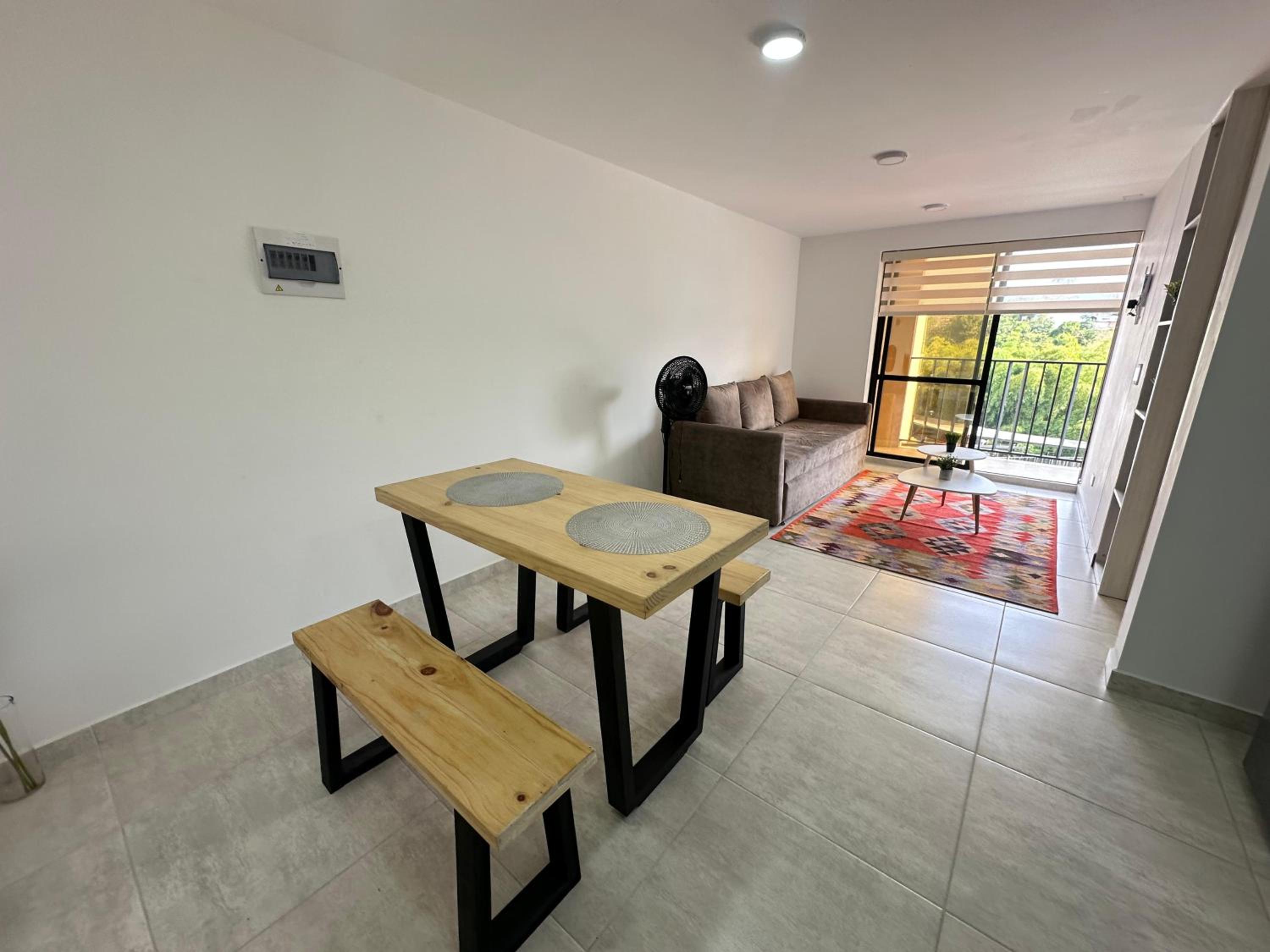 Hito404-Amplio Apartaestudio en Av 19 norte con balcon