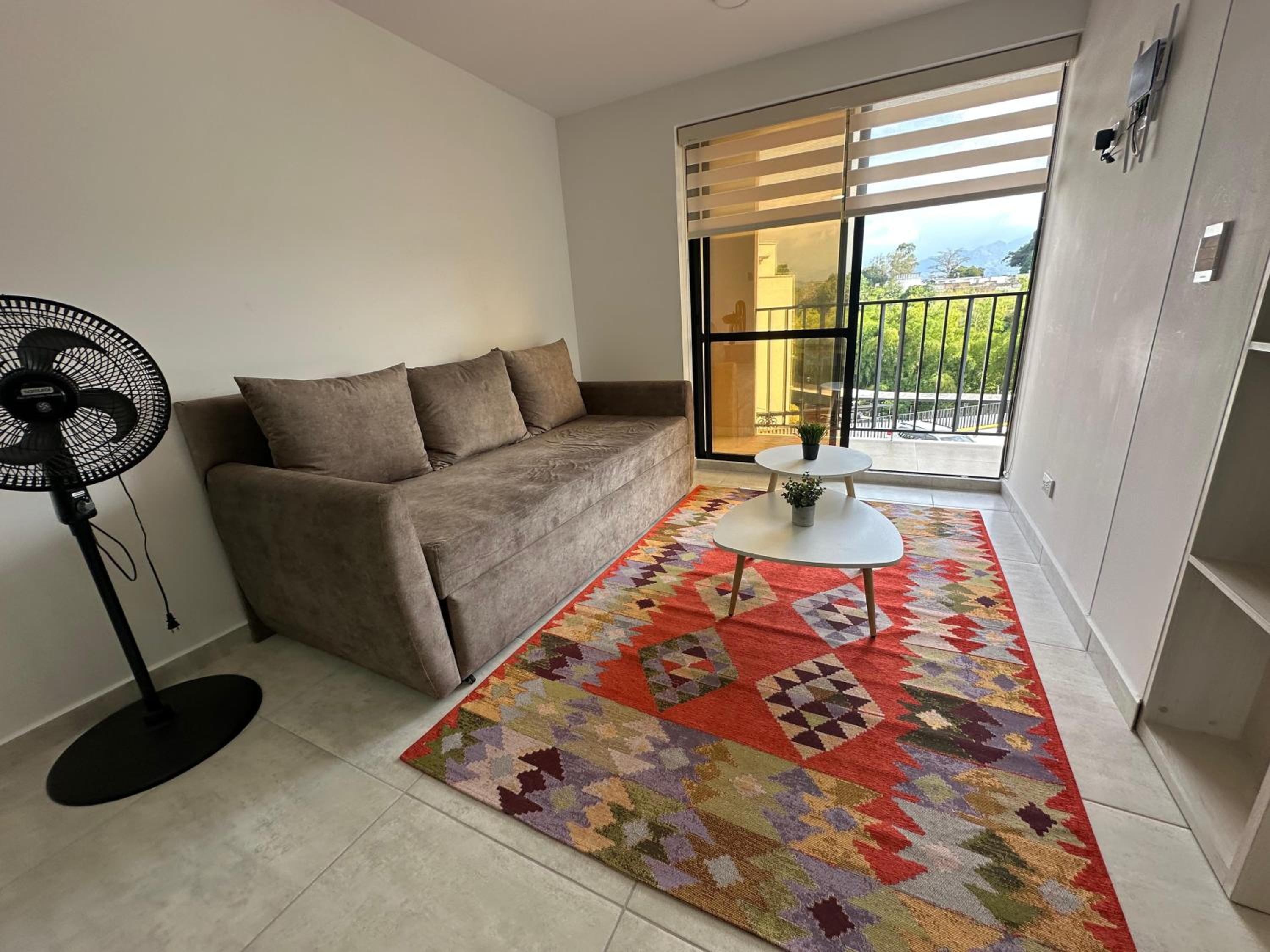 Hito404-Amplio Apartaestudio en Av 19 norte con balcon