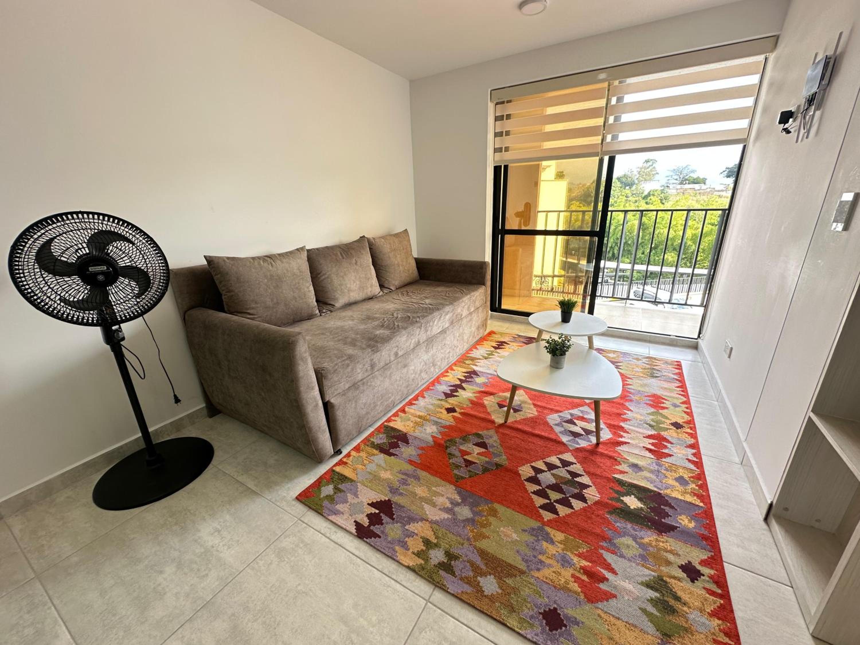 Hito404-Amplio Apartaestudio en Av 19 norte con balcon