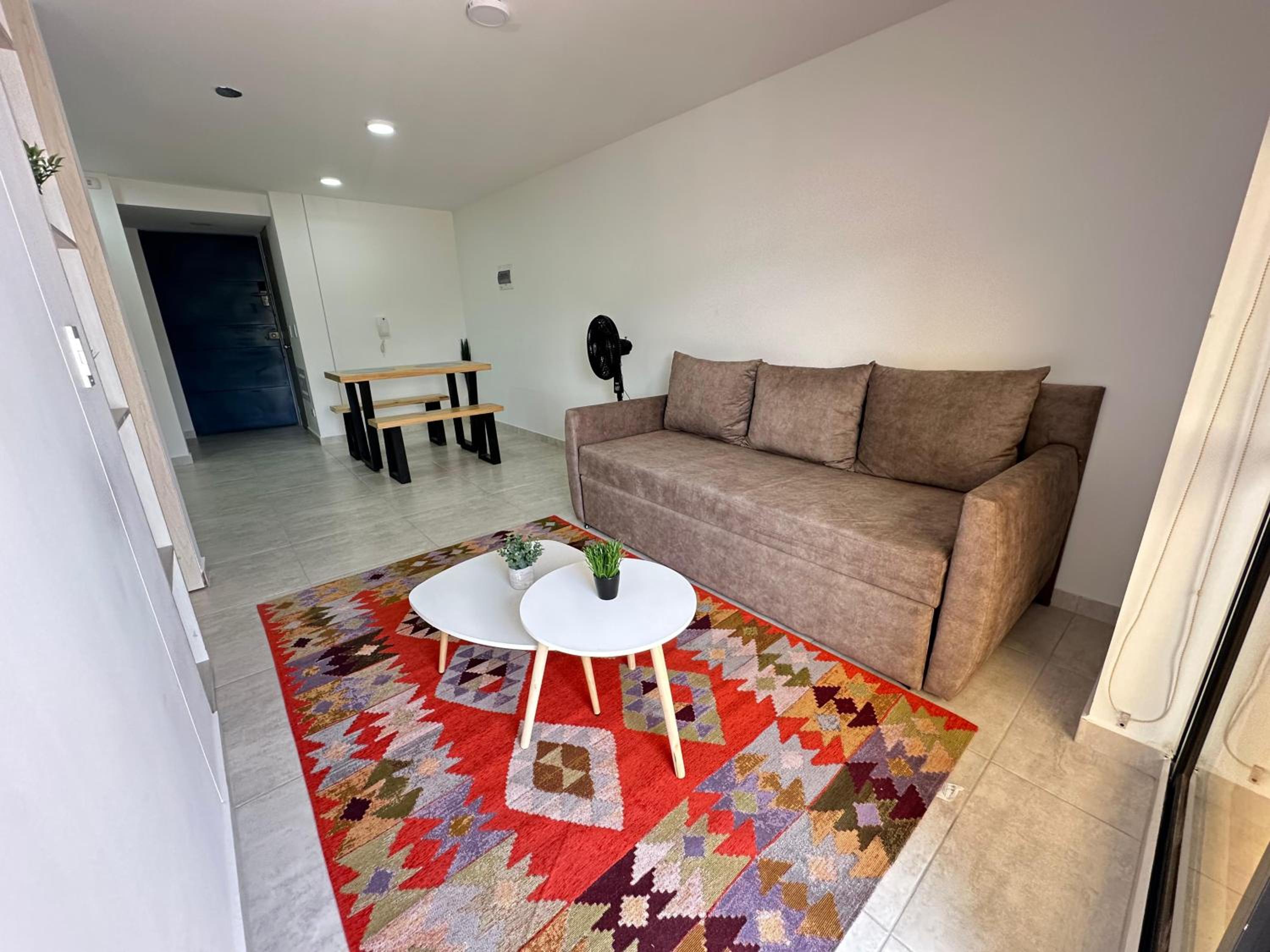 Hito404-Amplio Apartaestudio en Av 19 norte con balcon