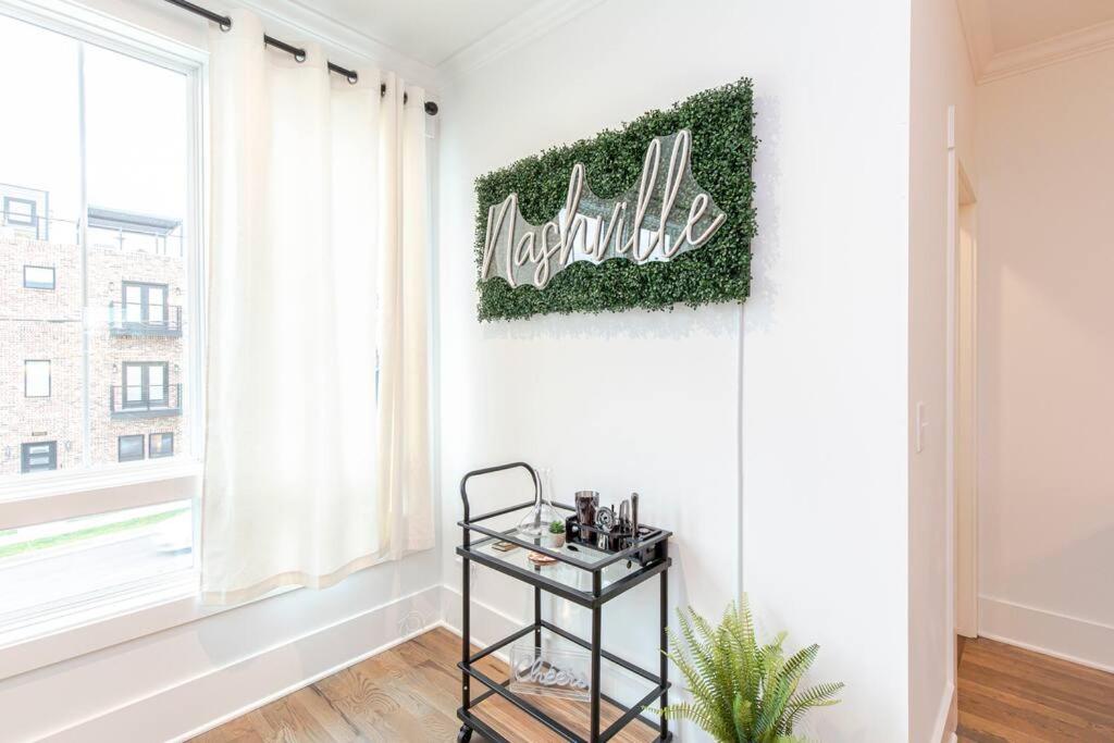 Spacious Home w Rooftop Deck and Mural! 10 Min 2 DT view 3
