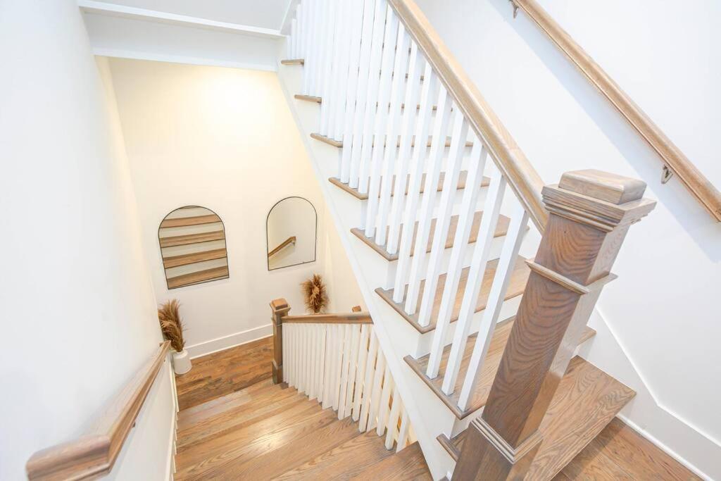 Spacious Home w Rooftop Deck and Mural! 10 Min 2 DT view 5