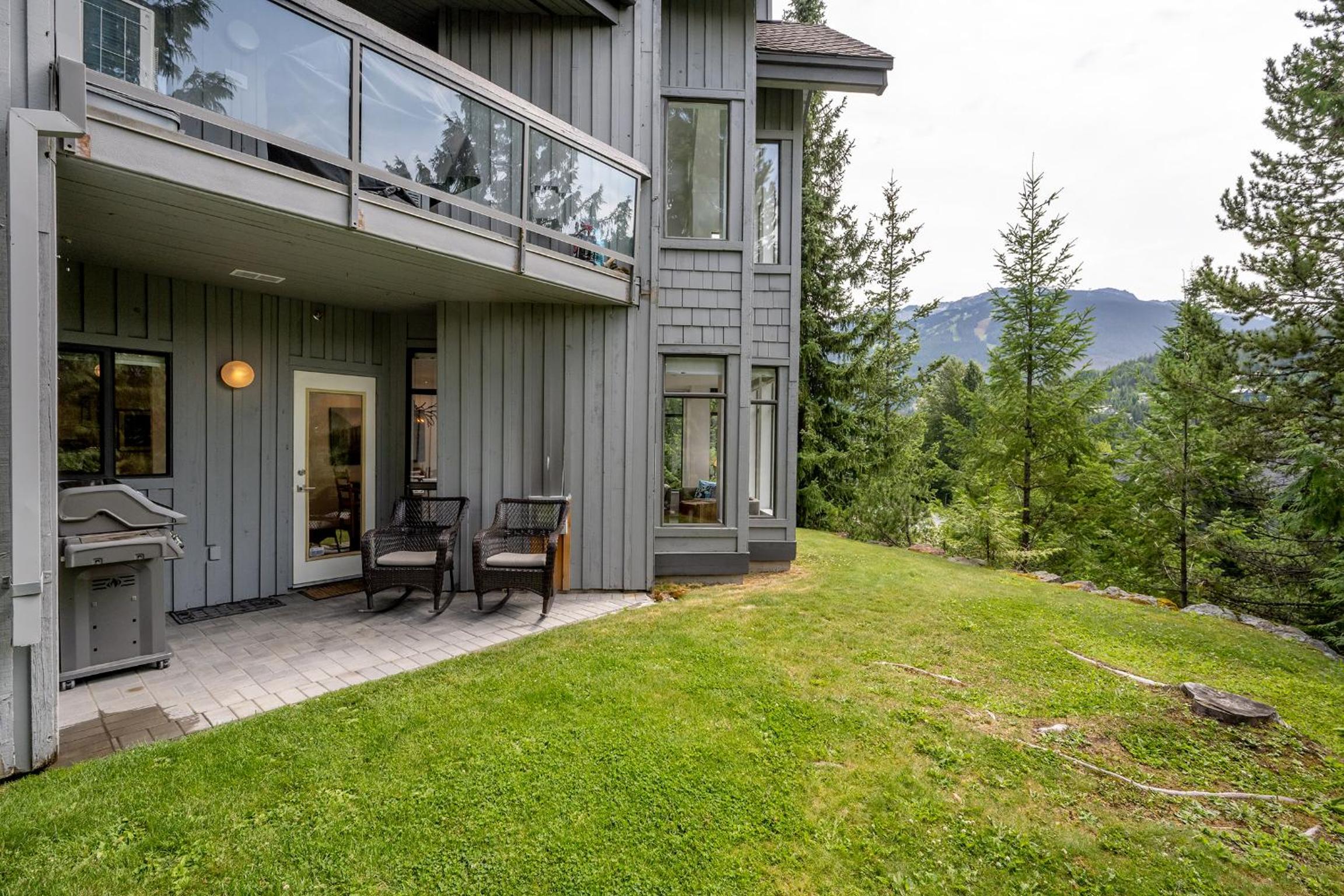 Beautiful 3 Bedroom 2 bedroom plus den Whistler Retreat with Spectacular Mountain Views