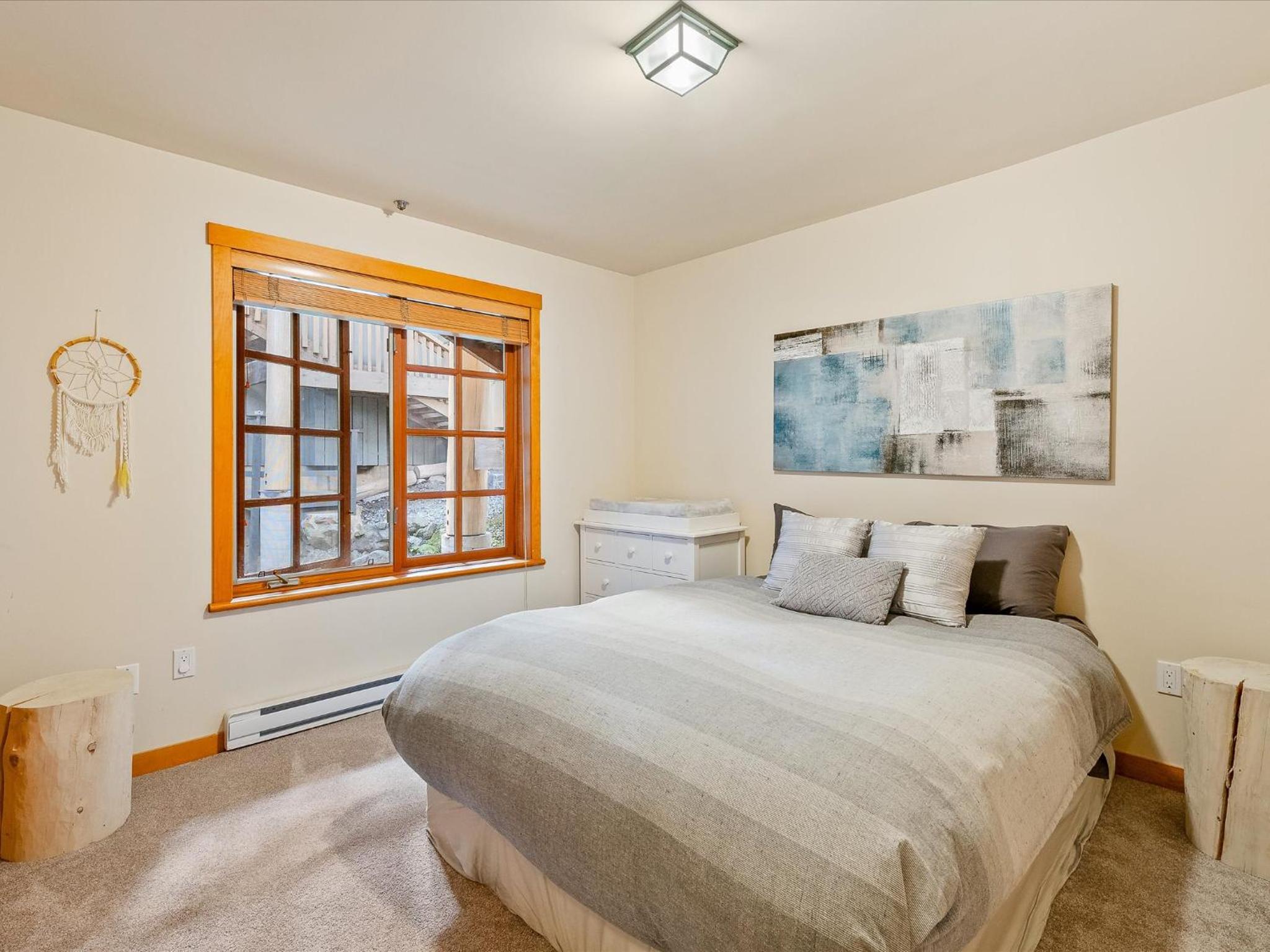 New Listing Cozy 3 bed 3 bath ski-in ski out access fireplace private hot tub and garage