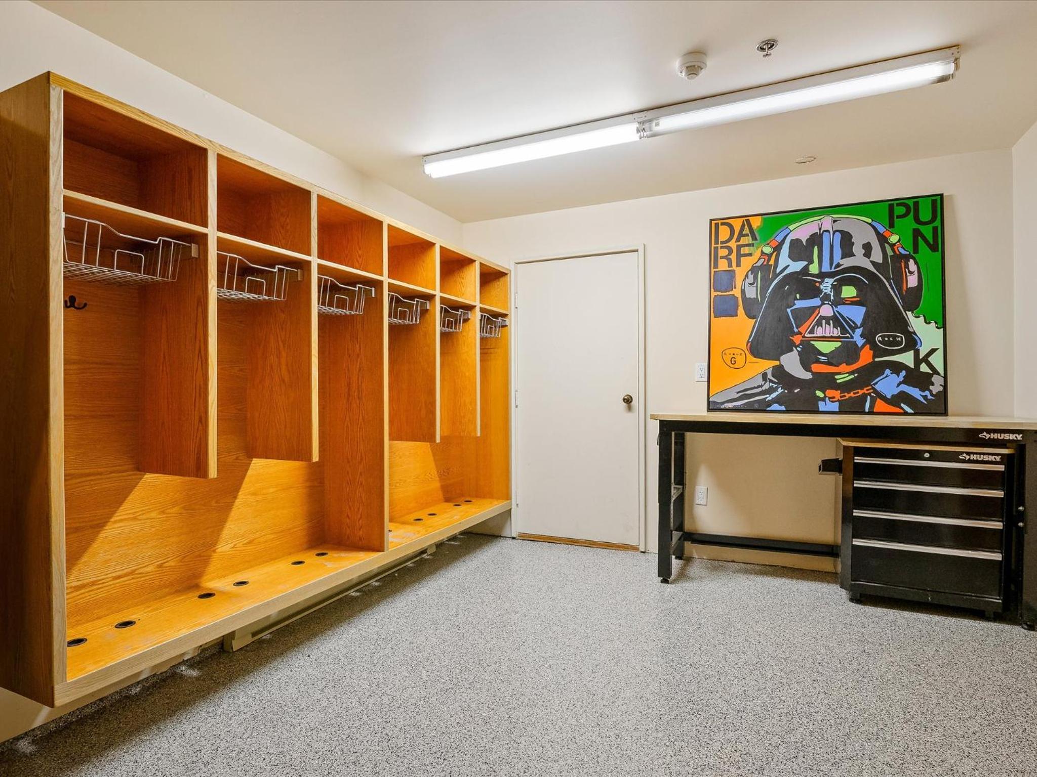 New Listing Cozy 3 bed 3 bath ski-in ski out access fireplace private hot tub and garage