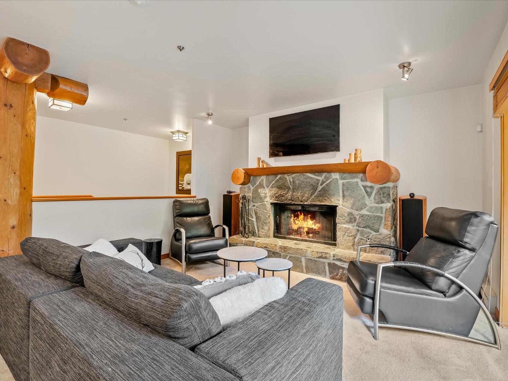 New Listing Cozy 3 bed 3 bath ski-in ski out access fireplace private hot tub and garage