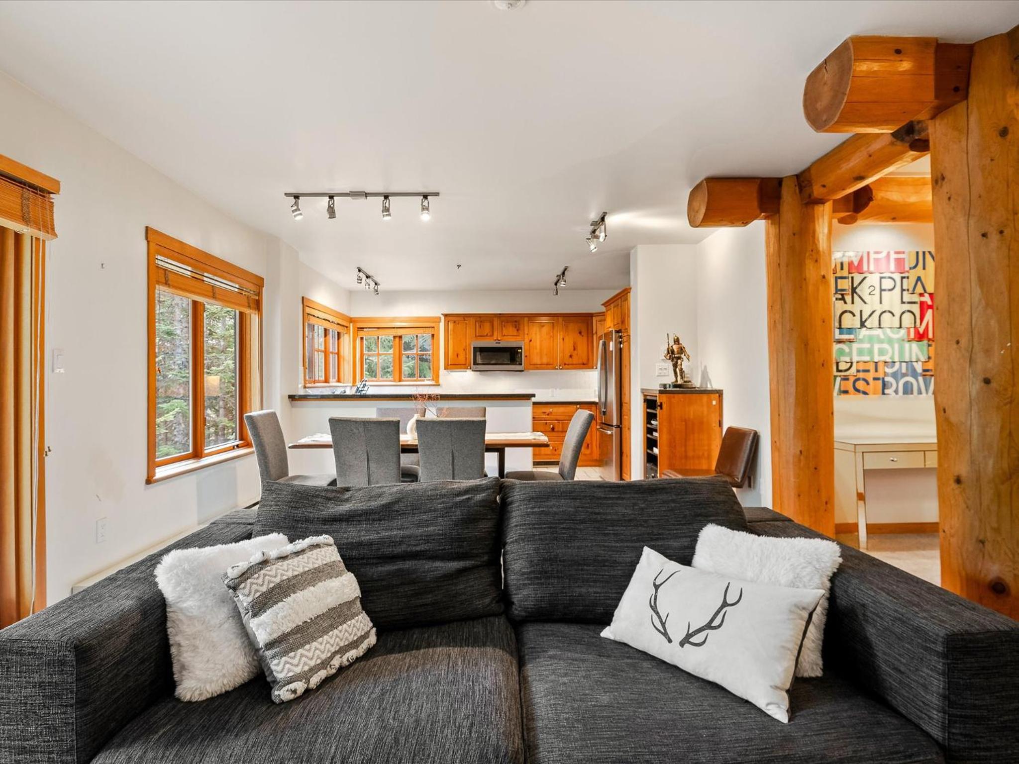 New Listing Cozy 3 bed 3 bath ski-in ski out access fireplace private hot tub and garage