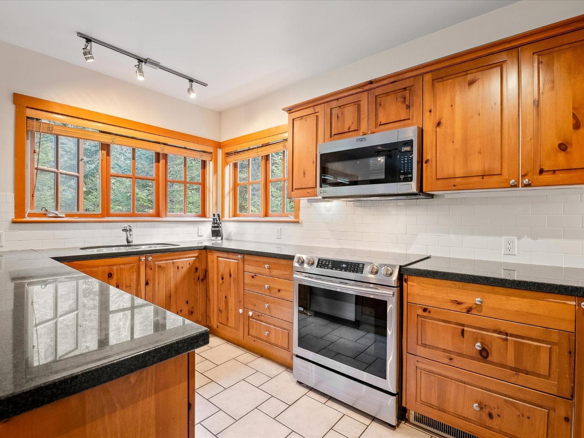 New Listing Cozy 3 bed 3 bath ski-in ski out access fireplace private hot tub and garage