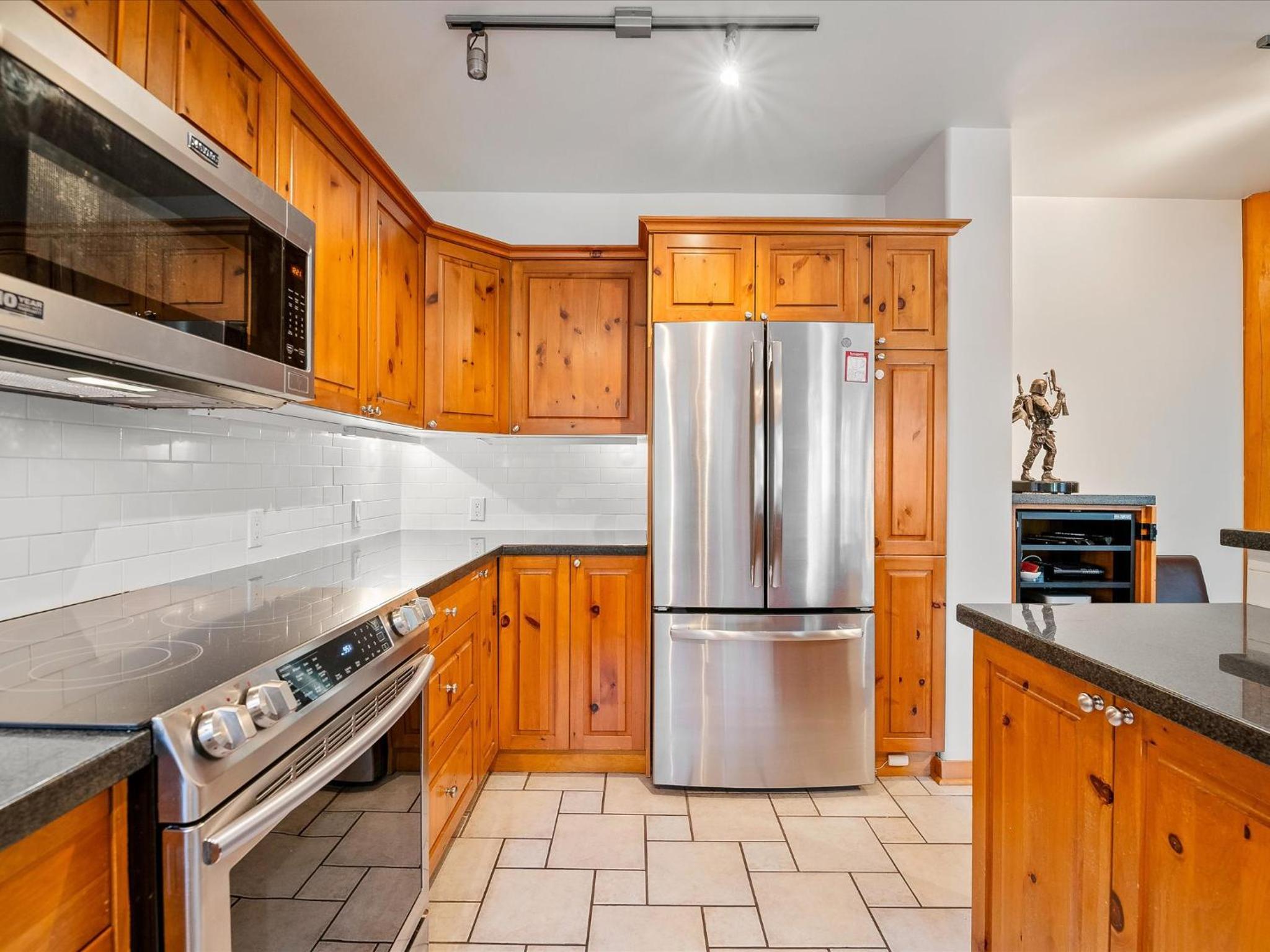 New Listing Cozy 3 bed 3 bath ski-in ski out access fireplace private hot tub and garage