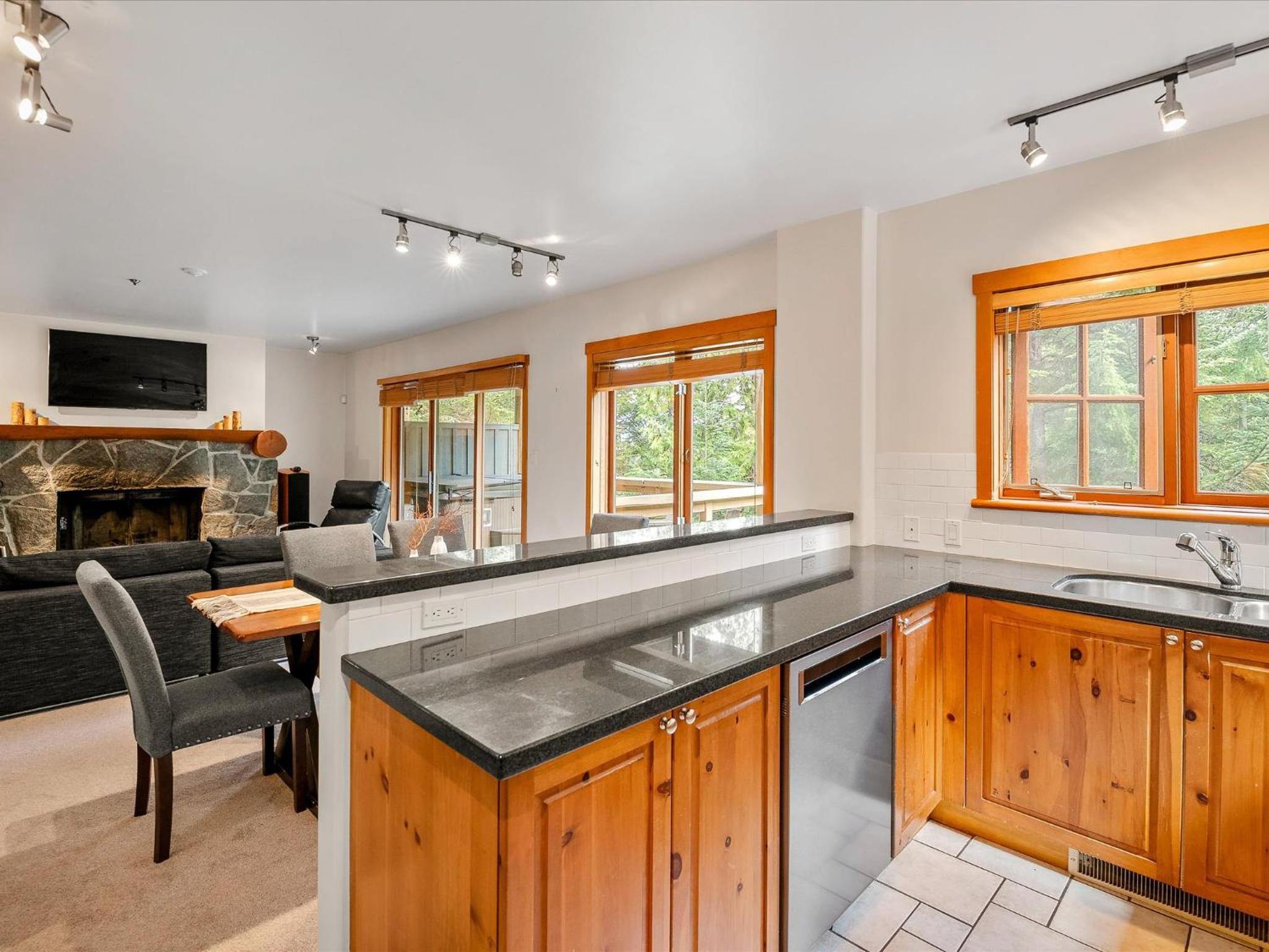 New Listing Cozy 3 bed 3 bath ski-in ski out access fireplace private hot tub and garage