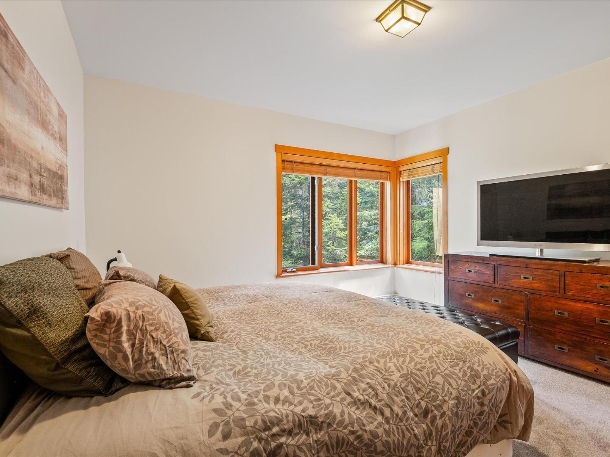 New Listing Cozy 3 bed 3 bath ski-in ski out access fireplace private hot tub and garage