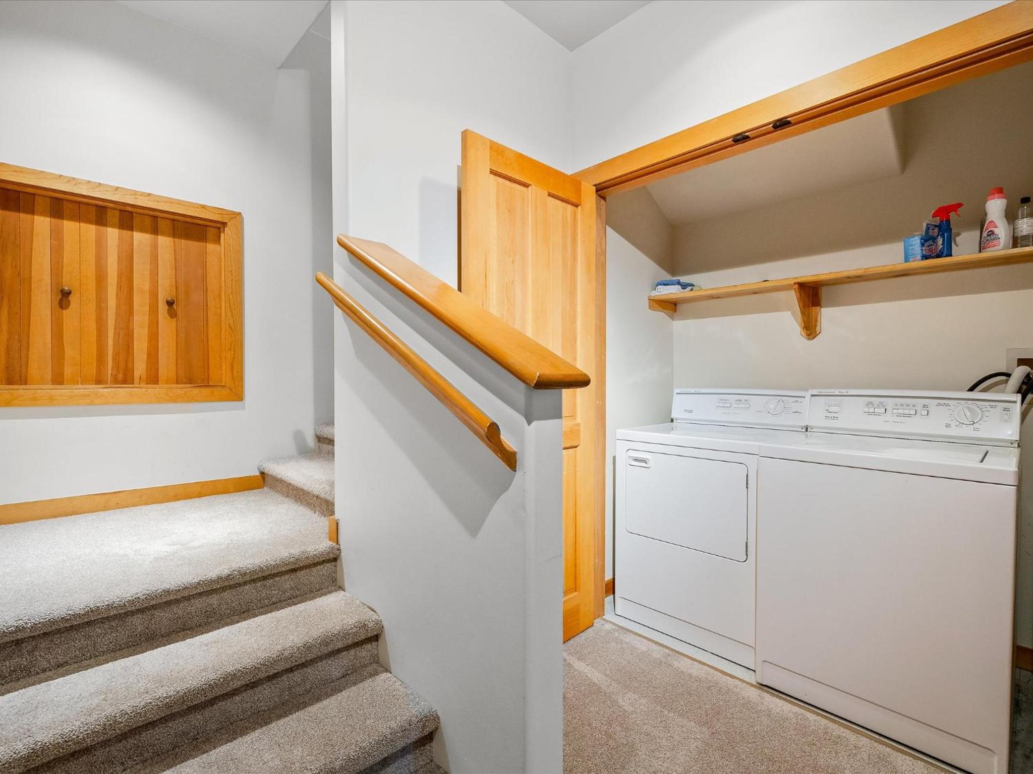 New Listing Cozy 3 bed 3 bath ski-in ski out access fireplace private hot tub and garage