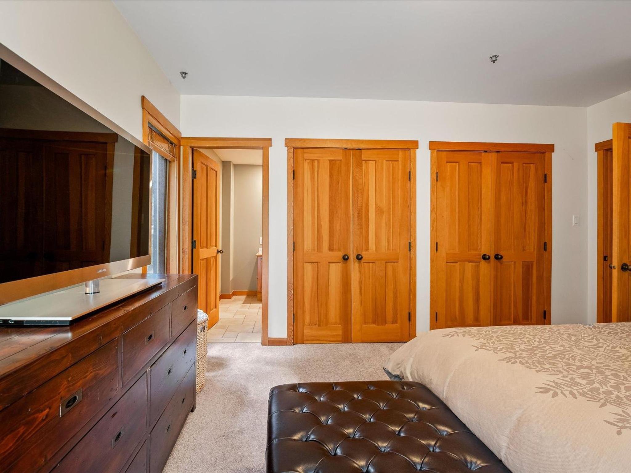 New Listing Cozy 3 bed 3 bath ski-in ski out access fireplace private hot tub and garage