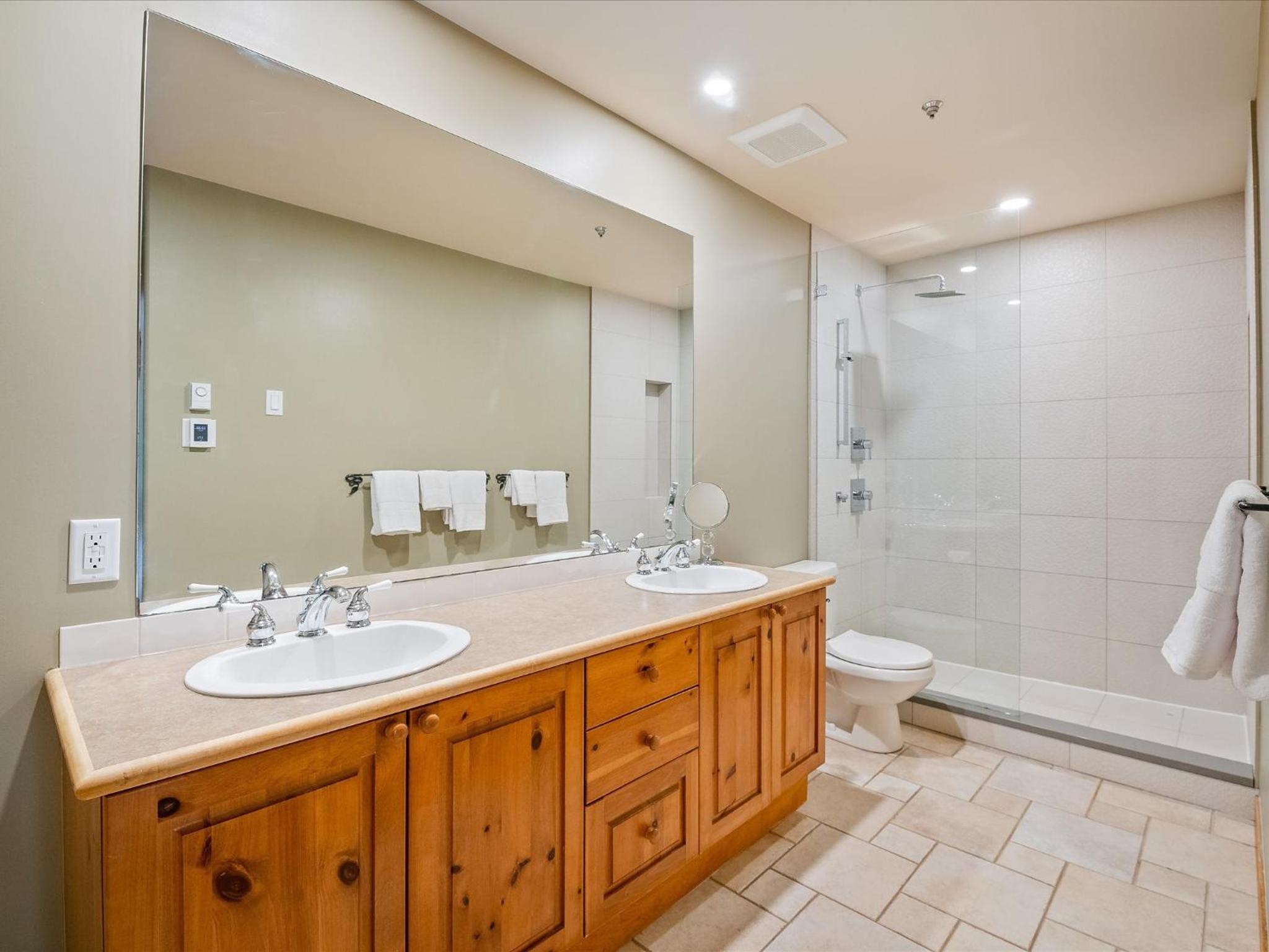 New Listing Cozy 3 bed 3 bath ski-in ski out access fireplace private hot tub and garage