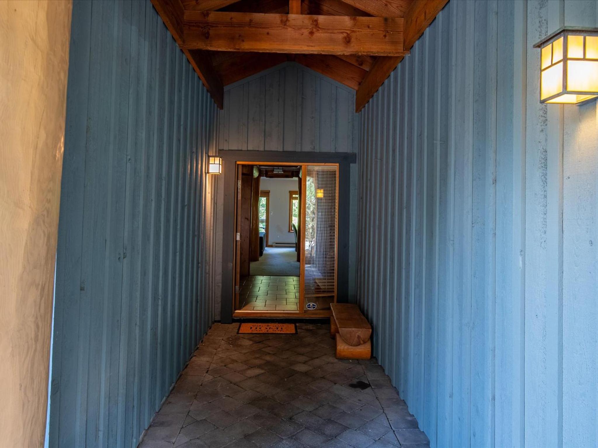New Listing Cozy 3 bed 3 bath ski-in ski out access fireplace private hot tub and garage