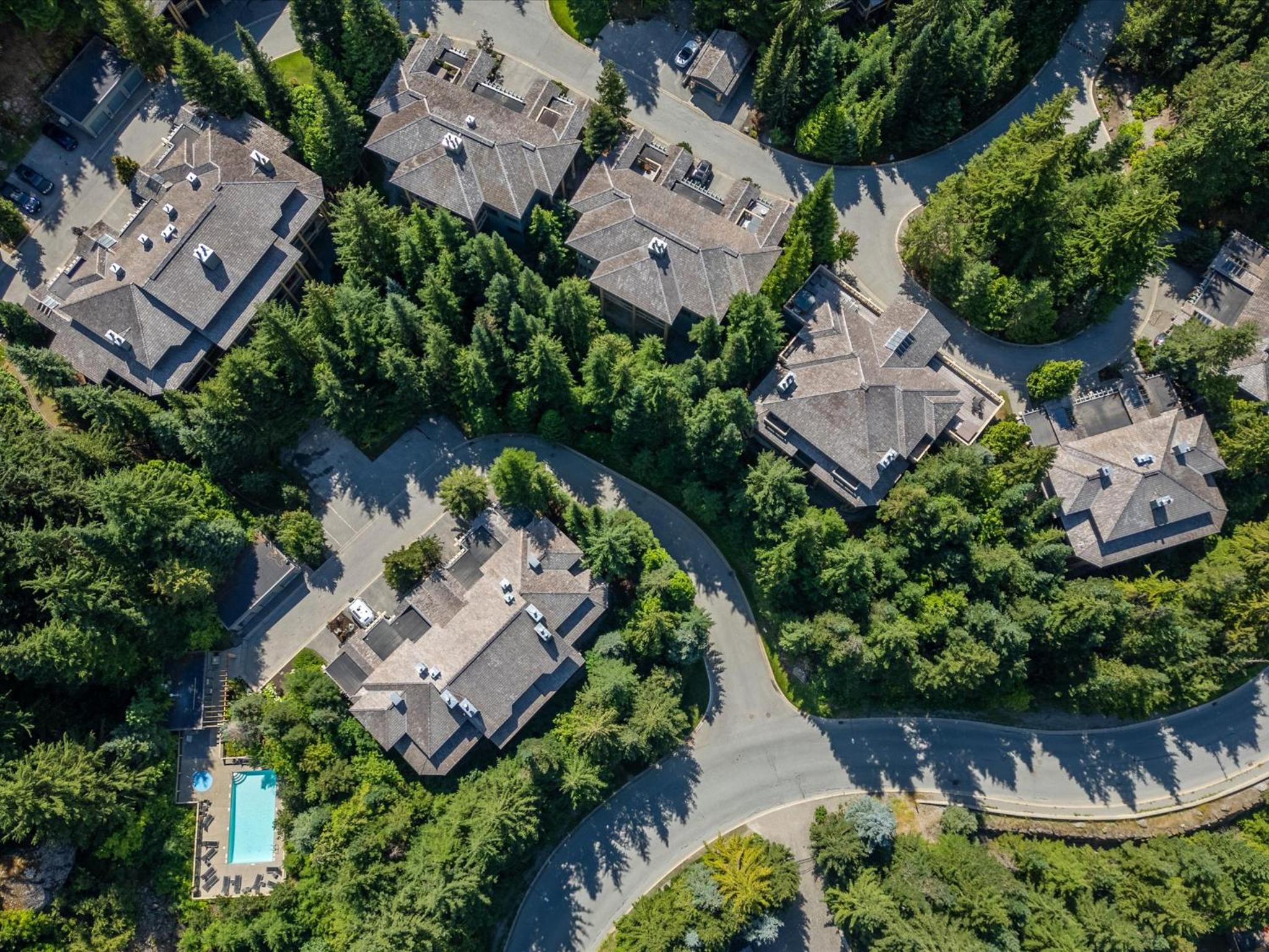 New Listing Cozy 3 bed 3 bath ski-in ski out access fireplace private hot tub and garage