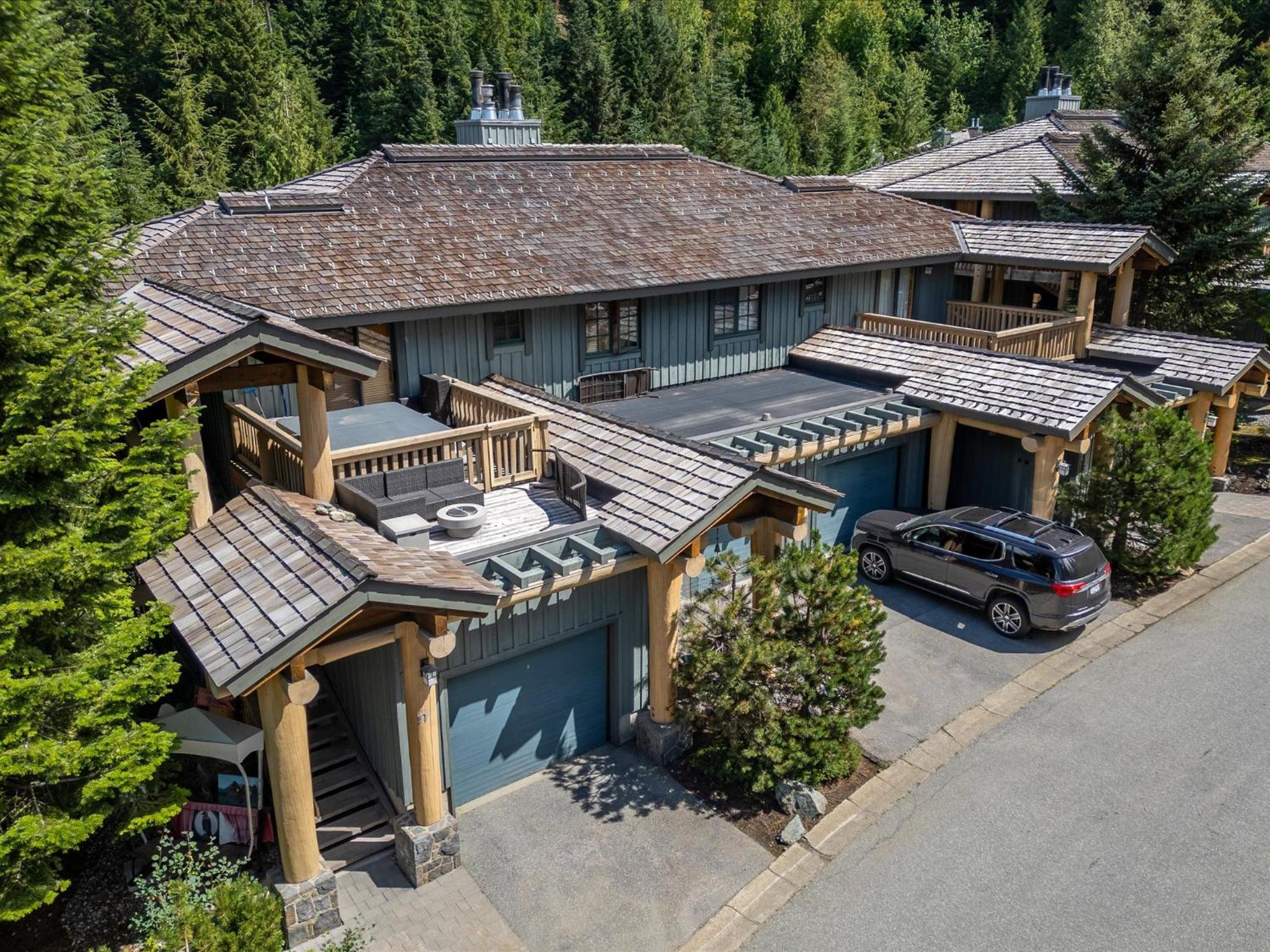 New Listing Cozy 3 bed 3 bath ski-in ski out access fireplace private hot tub and garage