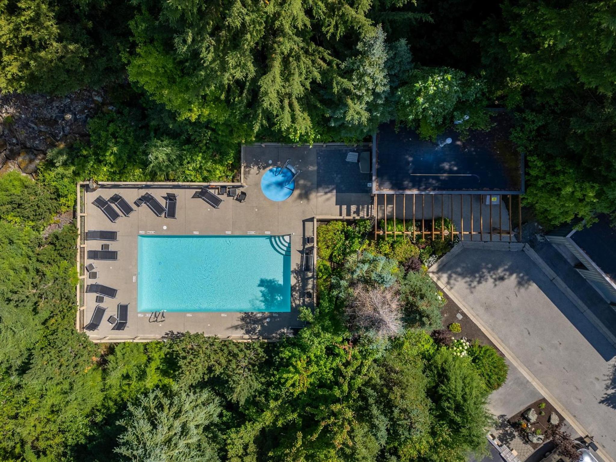 New Listing Cozy 3 bed 3 bath ski-in ski out access fireplace private hot tub and garage