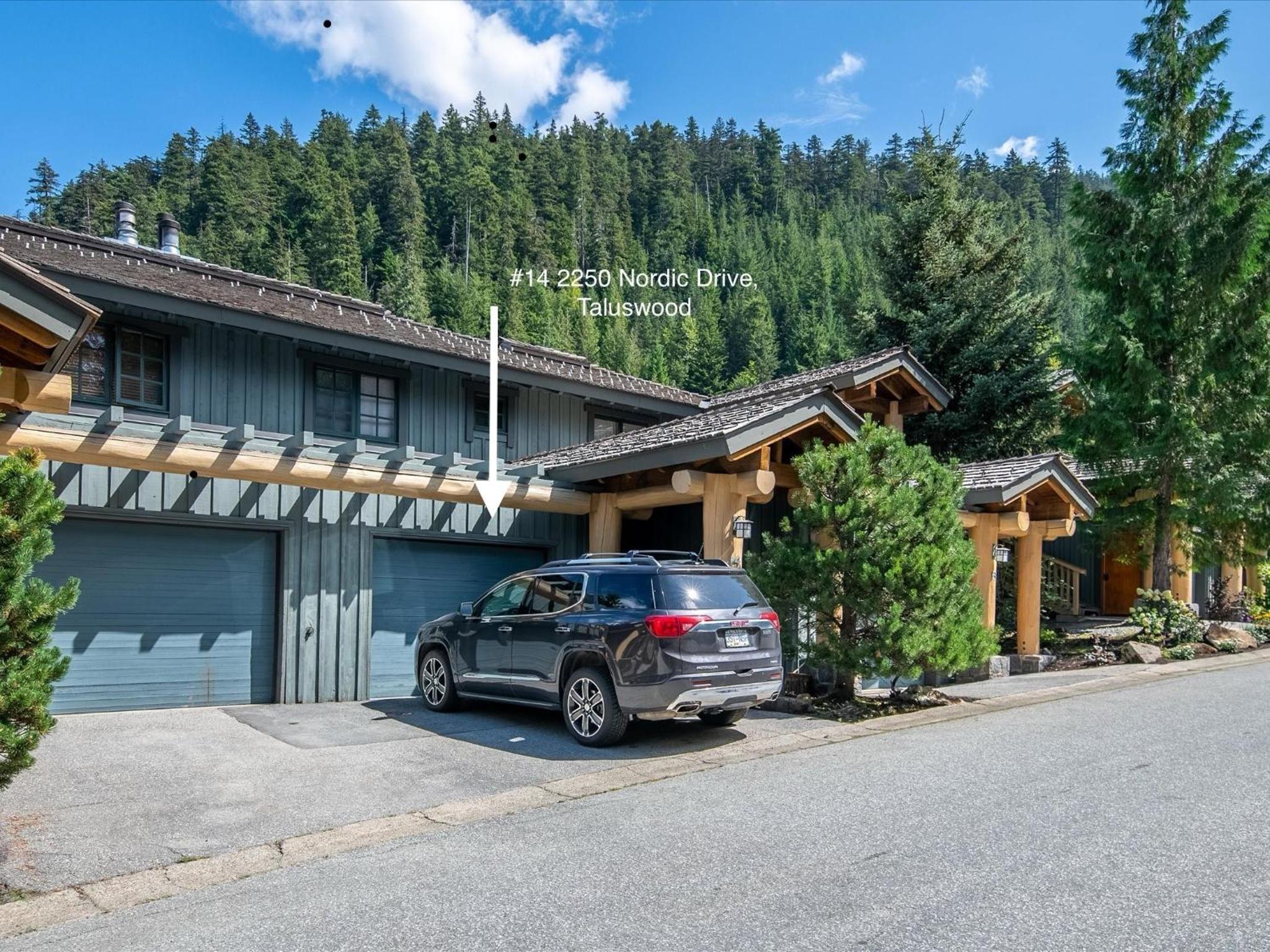 New Listing Cozy 3 bed 3 bath ski-in ski out access fireplace private hot tub and garage